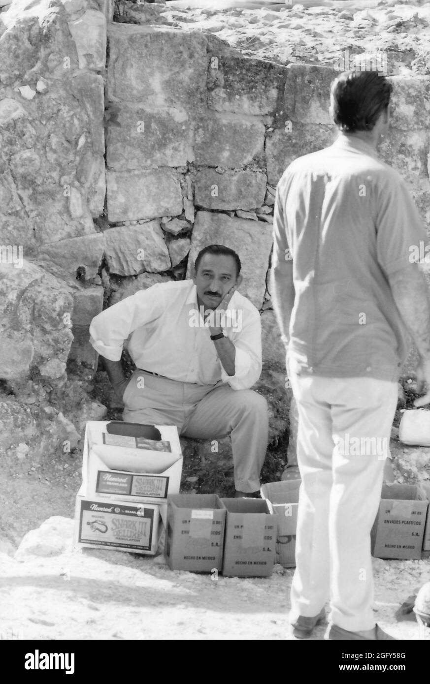 Román Piña Chán durante uno scavo archeologico al Cenote Sacro di Chichen Itza, 1967 Foto Stock