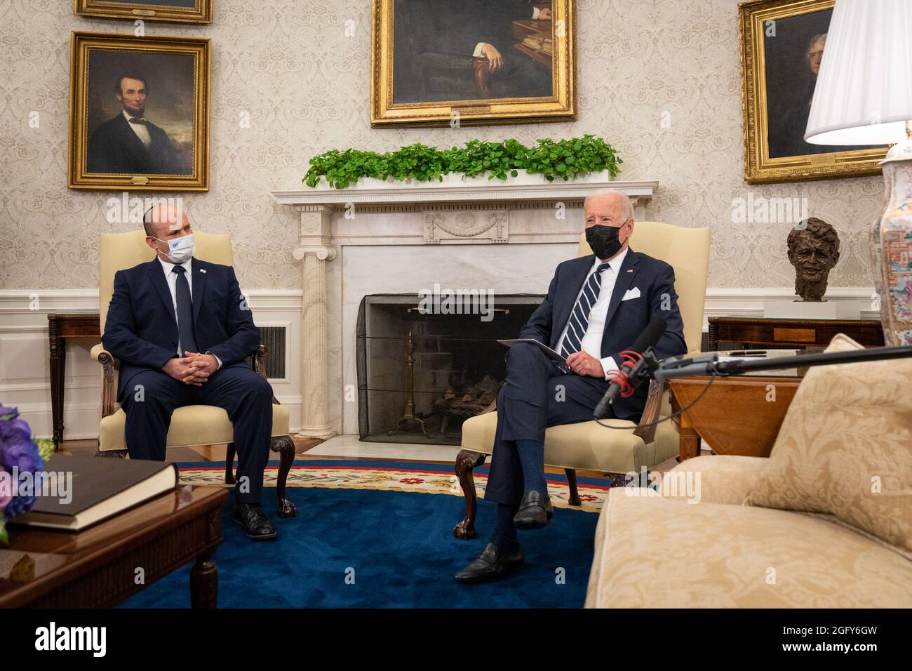 Washington, Stati Uniti. 27 ago 2021. Il presidente Joe Biden e il primo ministro israeliano Naftali Bennett si incontreranno per un incontro bilaterale alla Casa Bianca di Washington, DC venerdì 27 agosto 2021. (Foto di Sarahbeth Maney/Pool/Sipa USA) Credit: Sipa USA/Alamy Live News Foto Stock