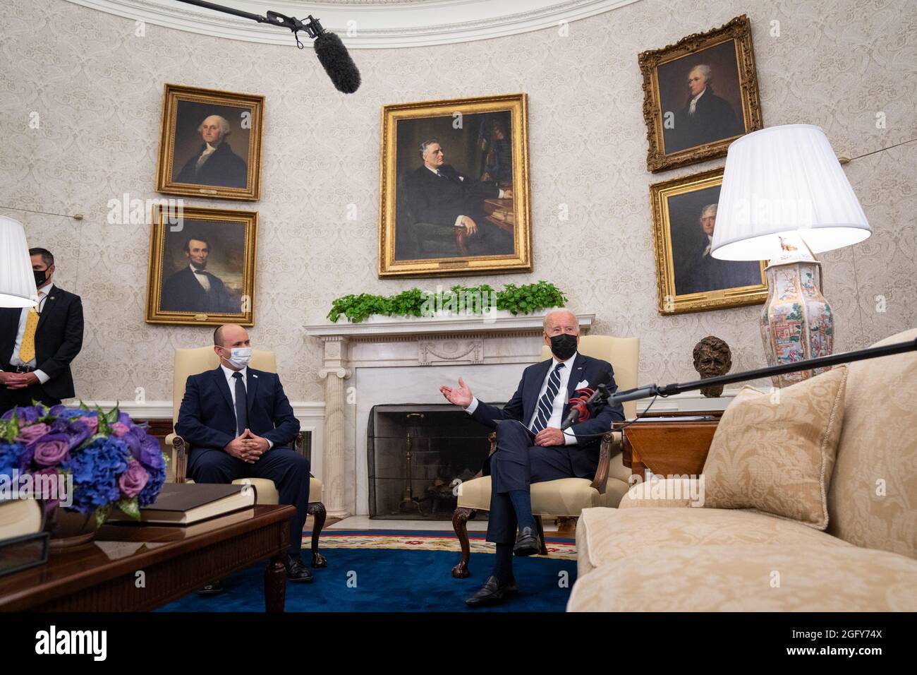 Washington, Stati Uniti. 27 ago 2021. Il Presidente Joe Biden R) e il primo ministro israeliano Naftali Bennett si incontreranno per un incontro bilaterale nell'Ufficio ovale della Casa Bianca di Washington, DC venerdì 27 agosto 2021. Pool Photo by Sarahbeth Maney/UPI Credit: UPI/Alamy Live News Foto Stock