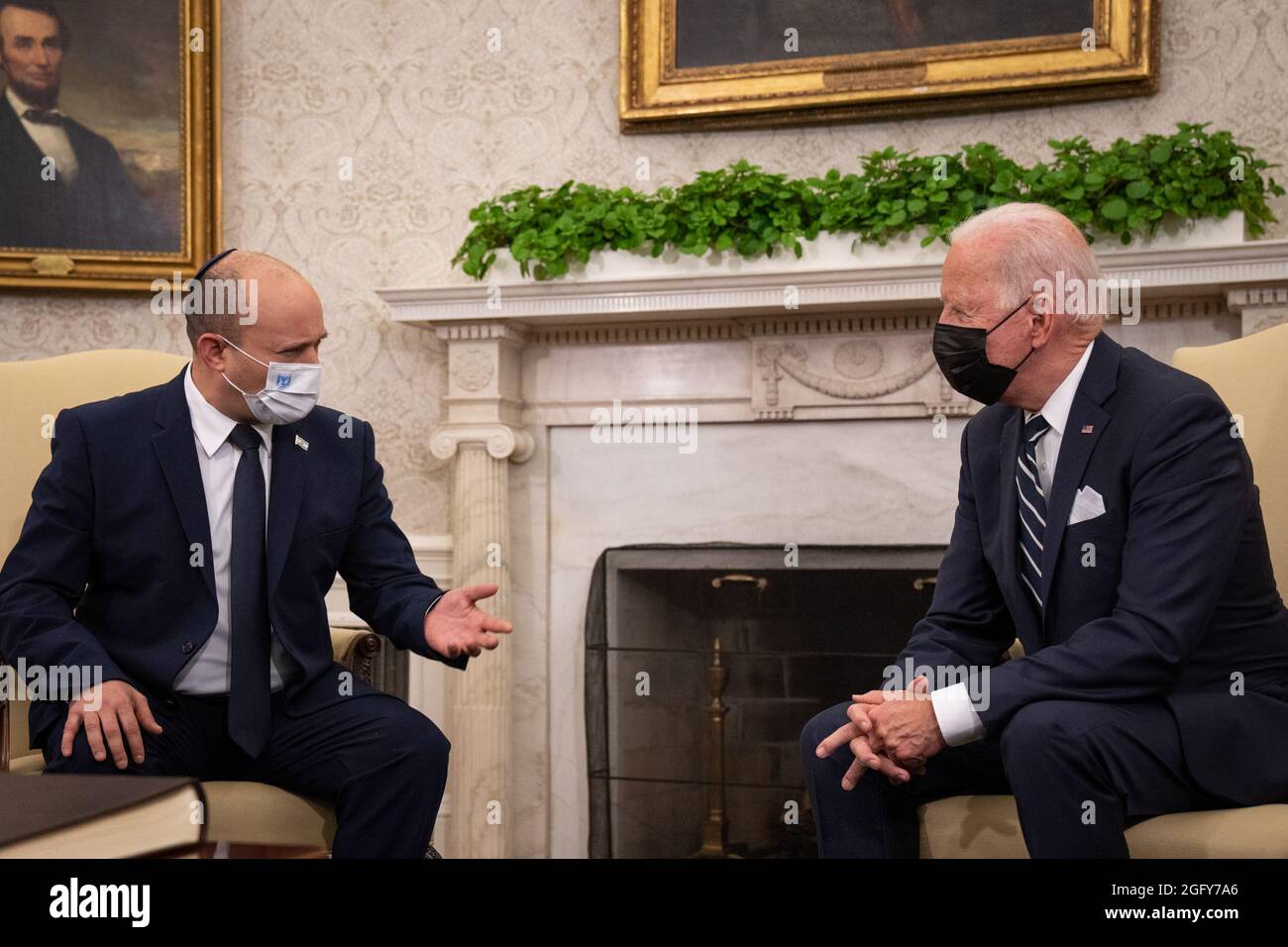 Washington, Stati Uniti. 27 ago 2021. Il Presidente Joe Biden R) e il primo ministro israeliano Naftali Bennett si incontreranno per un incontro bilaterale nell'Ufficio ovale della Casa Bianca di Washington, DC venerdì 27 agosto 2021. Pool Photo by Sarahbeth Maney/UPI Credit: UPI/Alamy Live News Foto Stock
