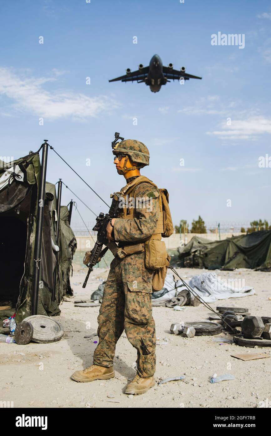 Una Marina degli Stati Uniti fornisce assistenza di sicurezza durante un'evacuazione all'Aeroporto Internazionale Hamid Karzai, Kabul, Afghanistan, 24 agosto. I membri del servizio degli Stati Uniti e le forze di coalizione stanno assistendo il Dipartimento di Stato con un'operazione di evacuazione non combattente (NEO) in Afghanistan. (STATI UNITI Foto del corpo marino di staff Sgt. Victor Mancilla) Foto Stock