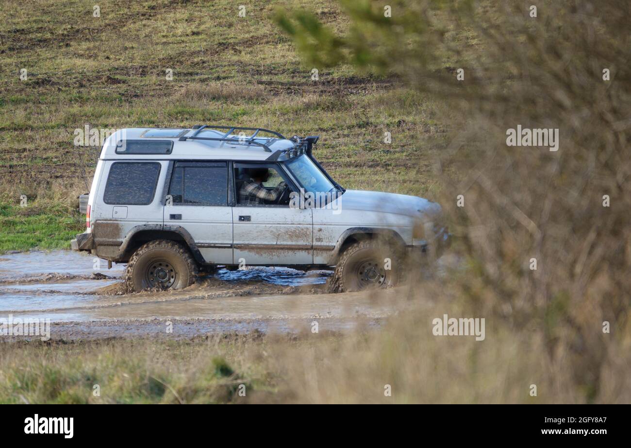 Fuoristrada 4x4 Land rover Discovery serie II, guida in acque profonde e fango scivoloso Foto Stock