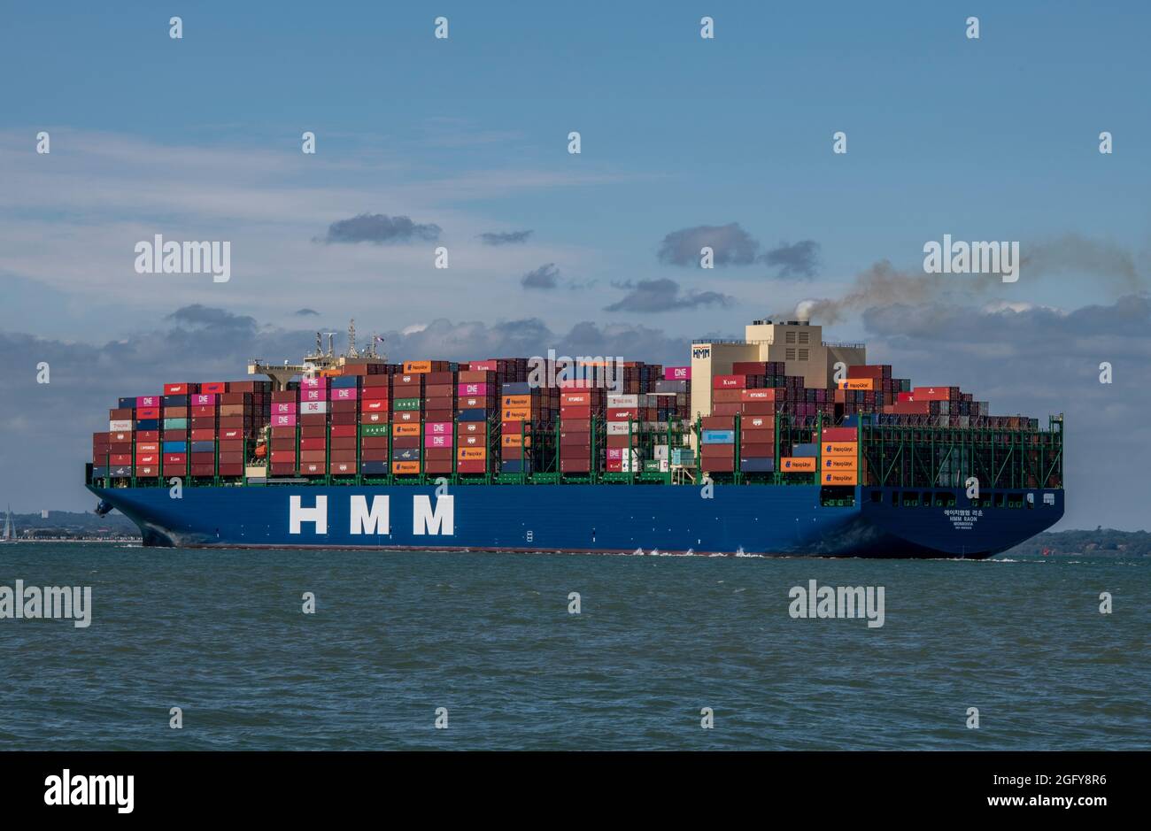 nave container, nave cargo, nave container grande a solent, isola di wight nave container, trasporto in nave, spedizione a solent, nave massiccia in corso. Foto Stock