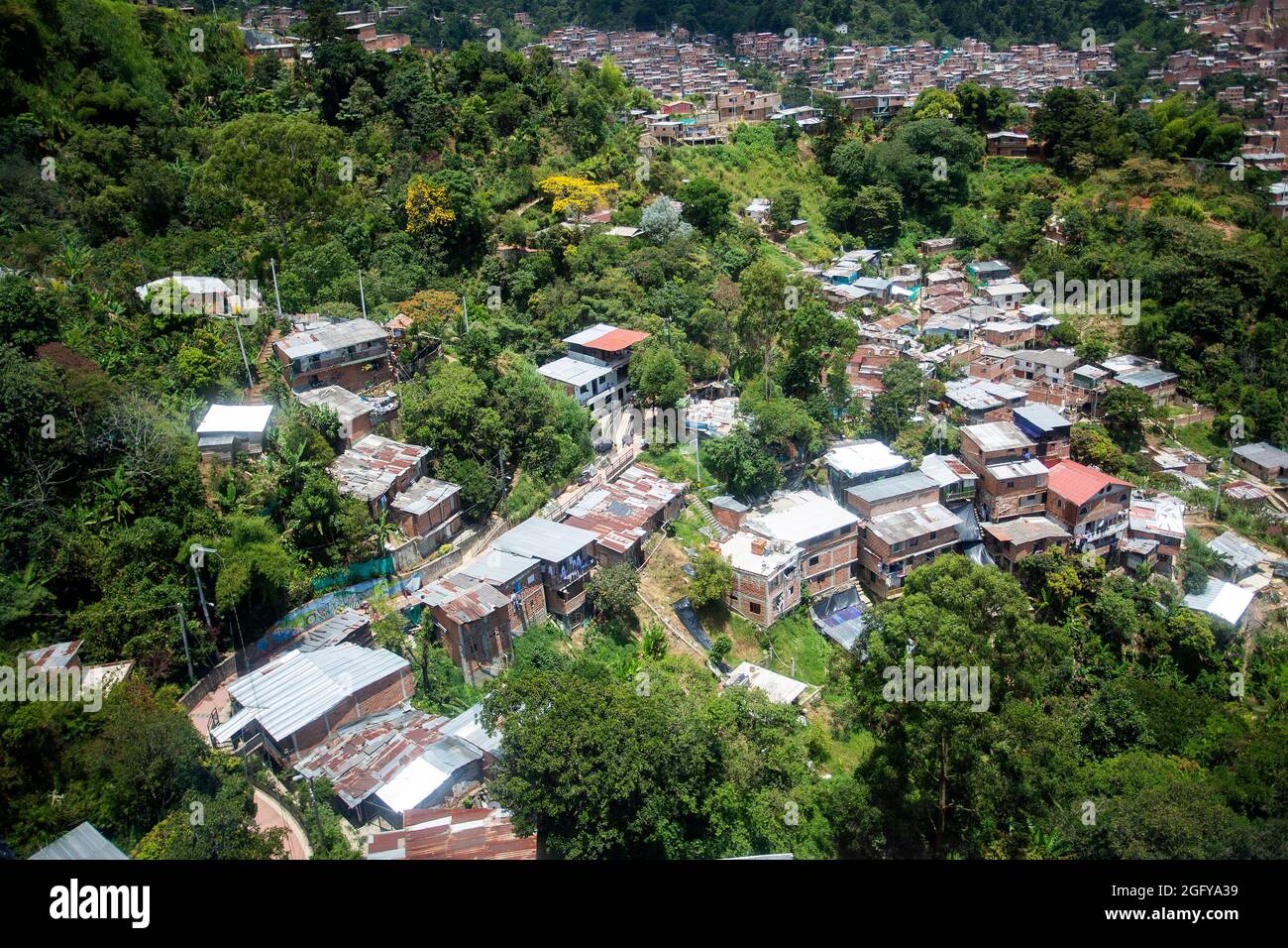 Quartieri poveri sulle pendici della città di Medellin, Colombia Foto Stock