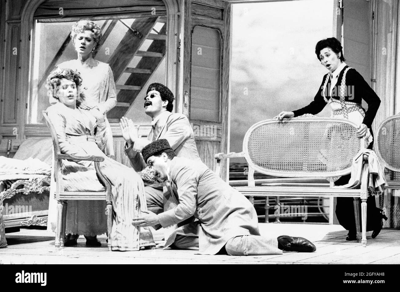 l-r: Renee Fleming (Fiordiligi), Suzanne Johnston (Dorabella), Gerald Finley (Guglielmo - posteriore), John Mark Ainsley (Ferrando), Lillian Watson (Despina) in COSI FAN TUTTE di Mozart al Glyndebourne Festival Opera, East Sussex, Inghilterra 03/05/1992 music: Bruno Wolfgang Amartus: Pat Collins regista originale: Trevor Nunn Foto Stock