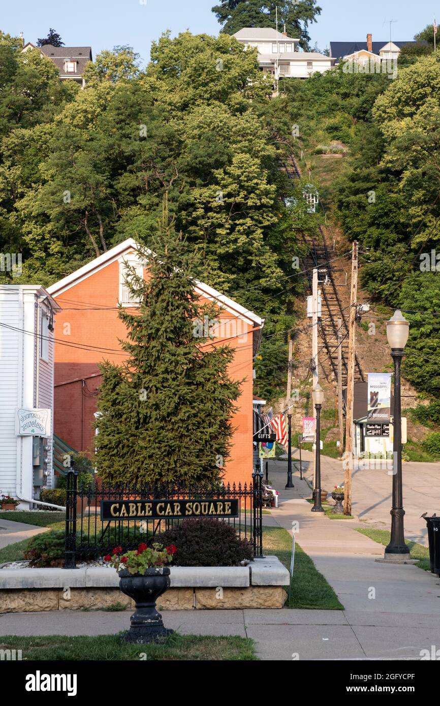 Dubuque, Iowa. Piazza della funivia, con ascensore di Fourth Street sullo sfondo. Foto Stock