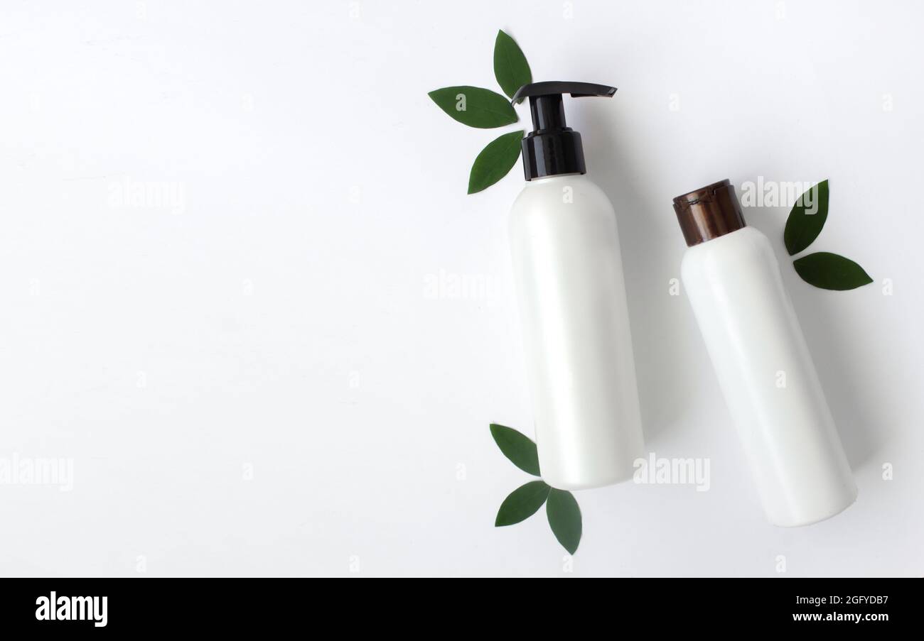 Mockup di bottiglie cosmetiche bianche vuote su sfondo bianco.spazio di copia, vista dall'alto. Foto Stock