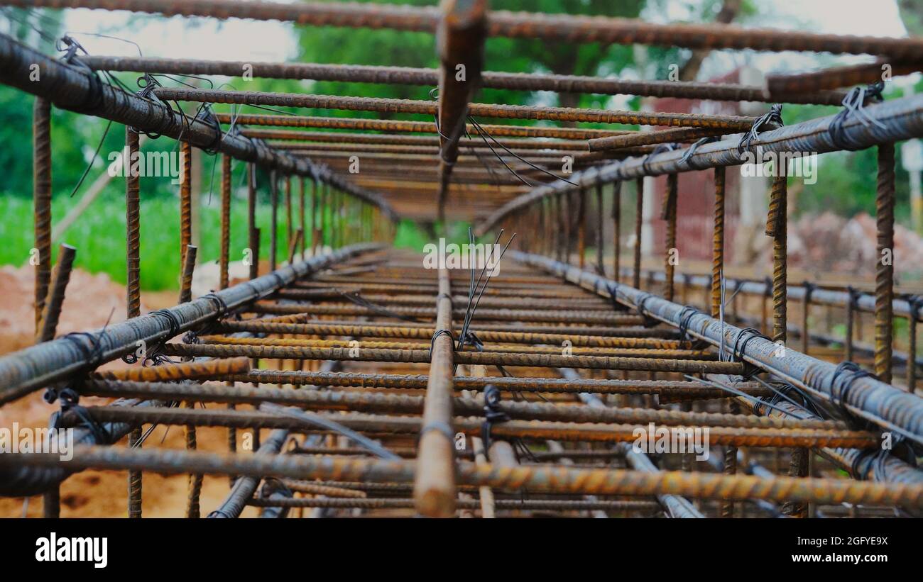Usando filo d'acciaio per fissare barre d'acciaio con vergella per rinforzare di calcestruzzo o cemento. Fuoco a filo d'acciaio Foto Stock