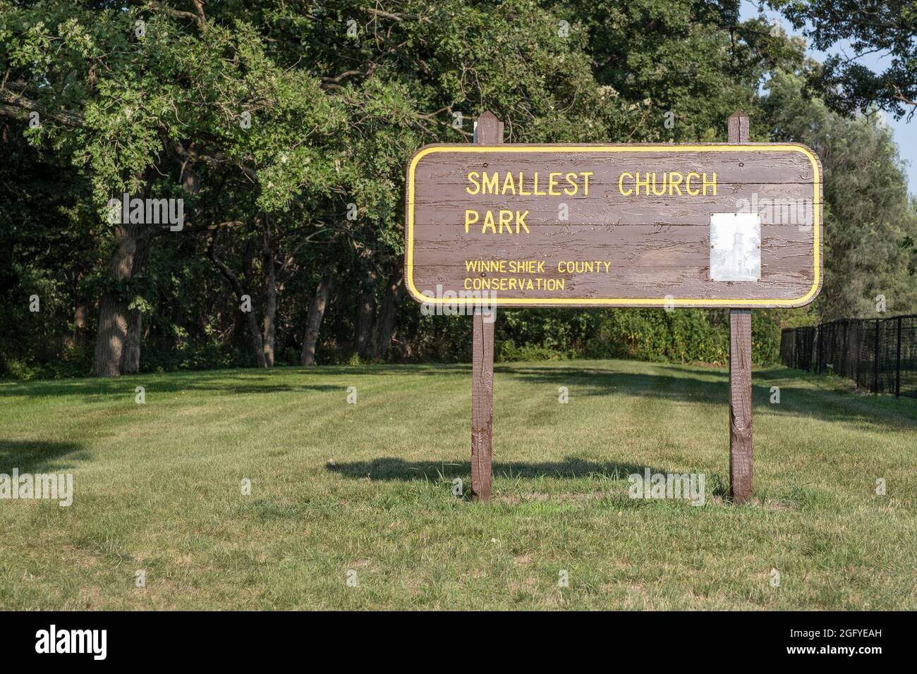 Contea di Winneshiek, Iowa. Cartello Parco della Chiesa più piccola. Foto Stock