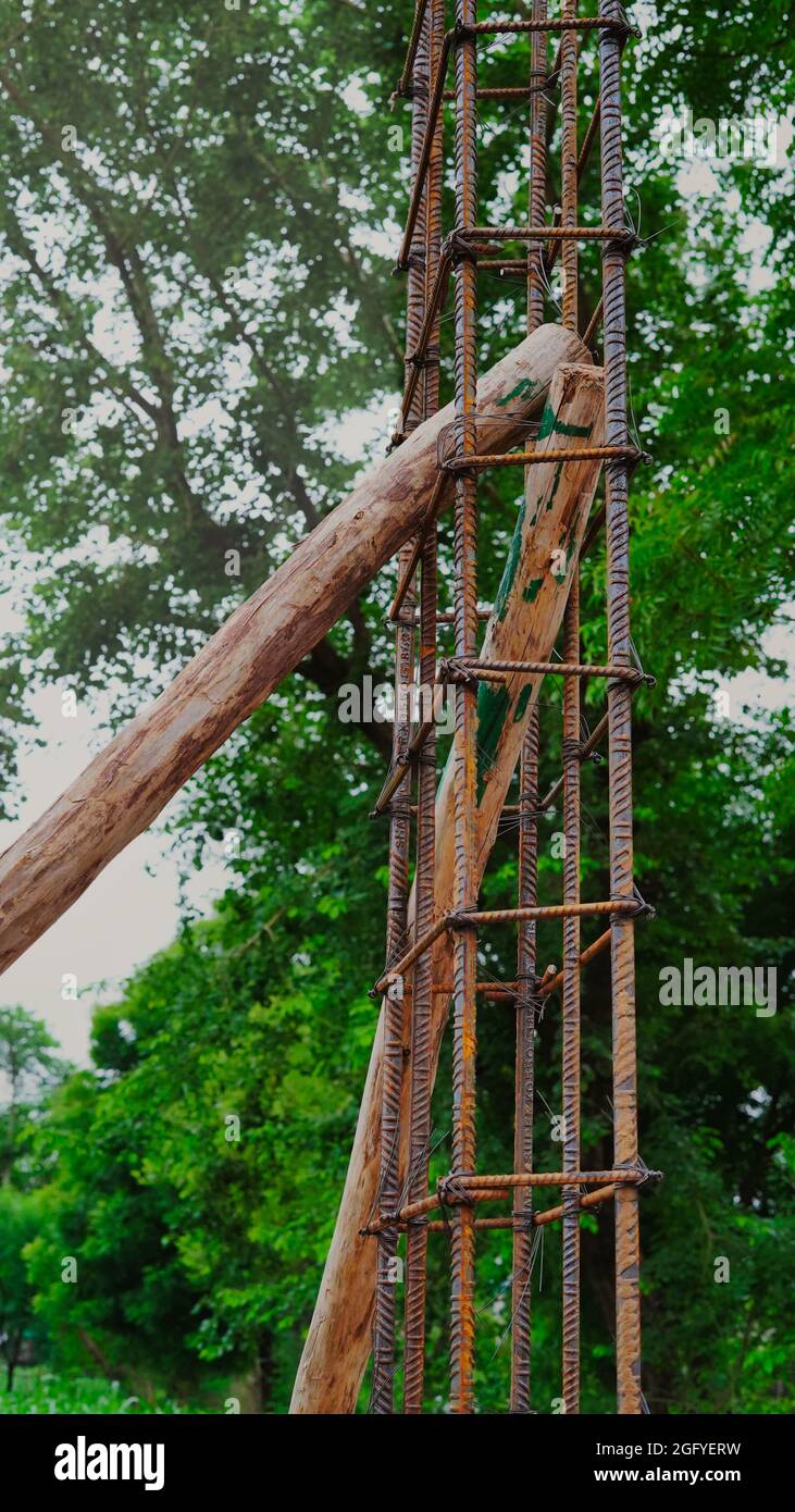 Usando filo d'acciaio per fissare barre d'acciaio con vergella per rinforzare di calcestruzzo o cemento. Fuoco a filo d'acciaio Foto Stock