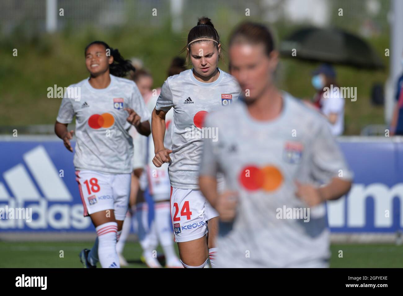 Lione, Francia. 27 ago 2021. I giocatori di Olympique Lyonnais escono per riscaldarsi prima della partita francese Womens D1 Arkema tra Olympique Lyonnais e Stade de Reims al Groupama OL Training Centre di Lione, Francia. Credit: SPP Sport Press Photo. /Alamy Live News Foto Stock