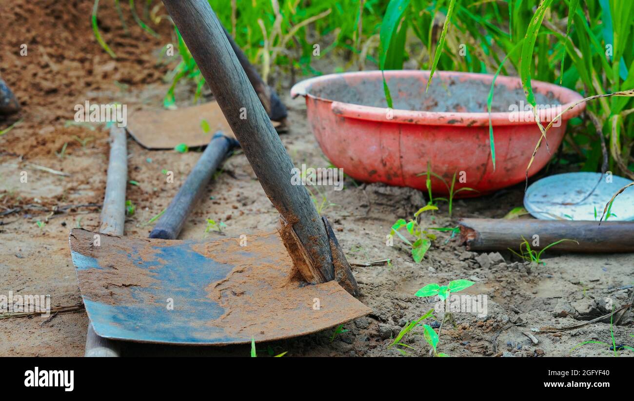 Strumenti agricoli, strumenti su terreno fertile texture sfondo visto dall'alto, vista dall'alto. Giardinaggio o piantando concetto. Lavoro nel giardino primaverile. Foto Stock