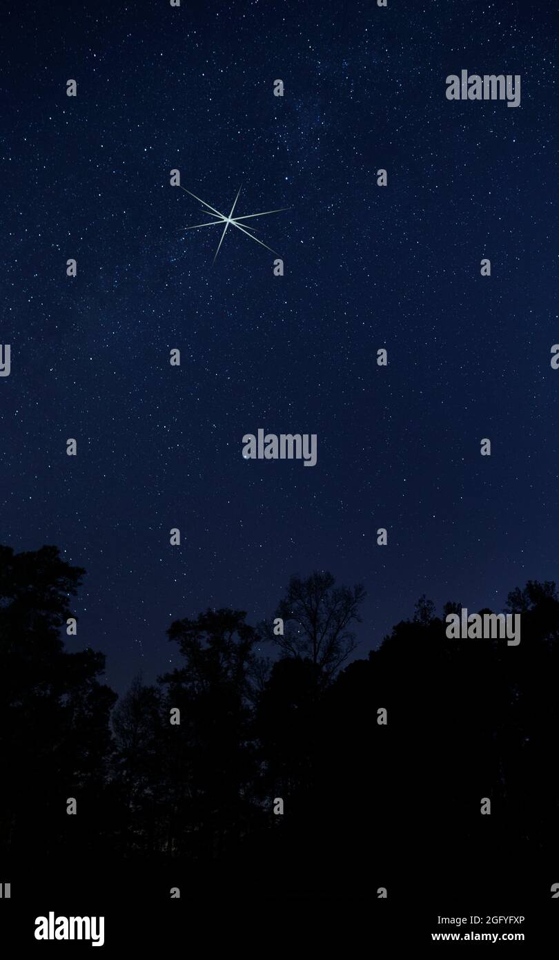 Una stella luminosa che splende in un cielo notturno su Raeford North Carolina Foto Stock