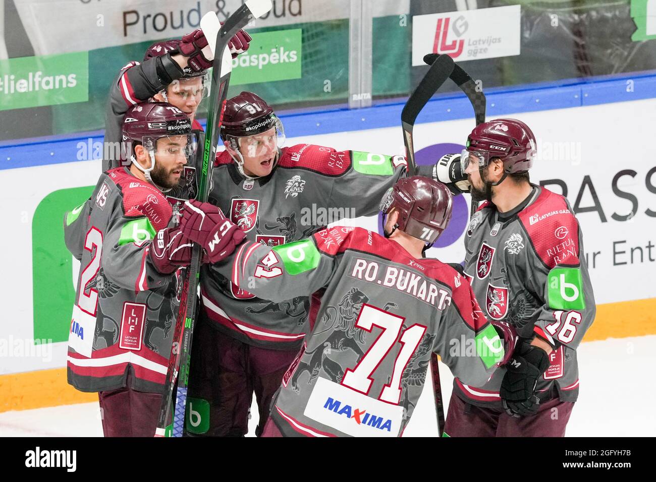 Riga, Arena riga, qualifica olimpica, Lettonia. 27 ago 2021. Ungheria, #72 Janis Jaks (Lettonia), #91 Ronalds Kenins (Lettonia), #71 Roberts Bukarts (Lettonia) e #16 Kaspars Daugavins (Lettonia) celebra il 1-0 di #18 Rodrigo Abols (Lettonia) (Svizzera/Croazia FUORI) credito: SPP Sport Press Foto. /Alamy Live News Foto Stock