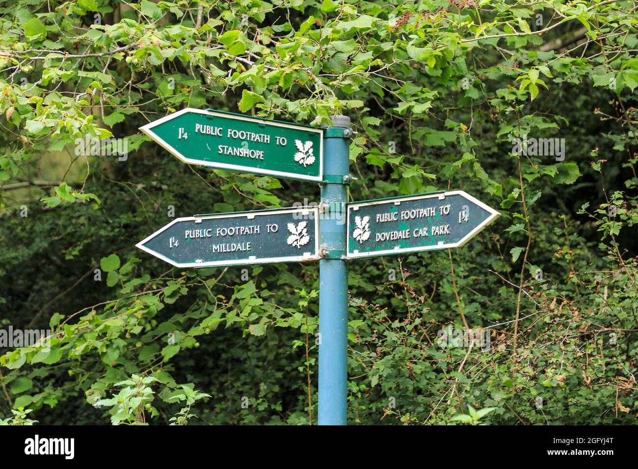 Un cartello in metallo con sentieri pubblici per Stanshope, Milldale e Dovedale, Staffordshire, Inghilterra, Regno Unito Foto Stock