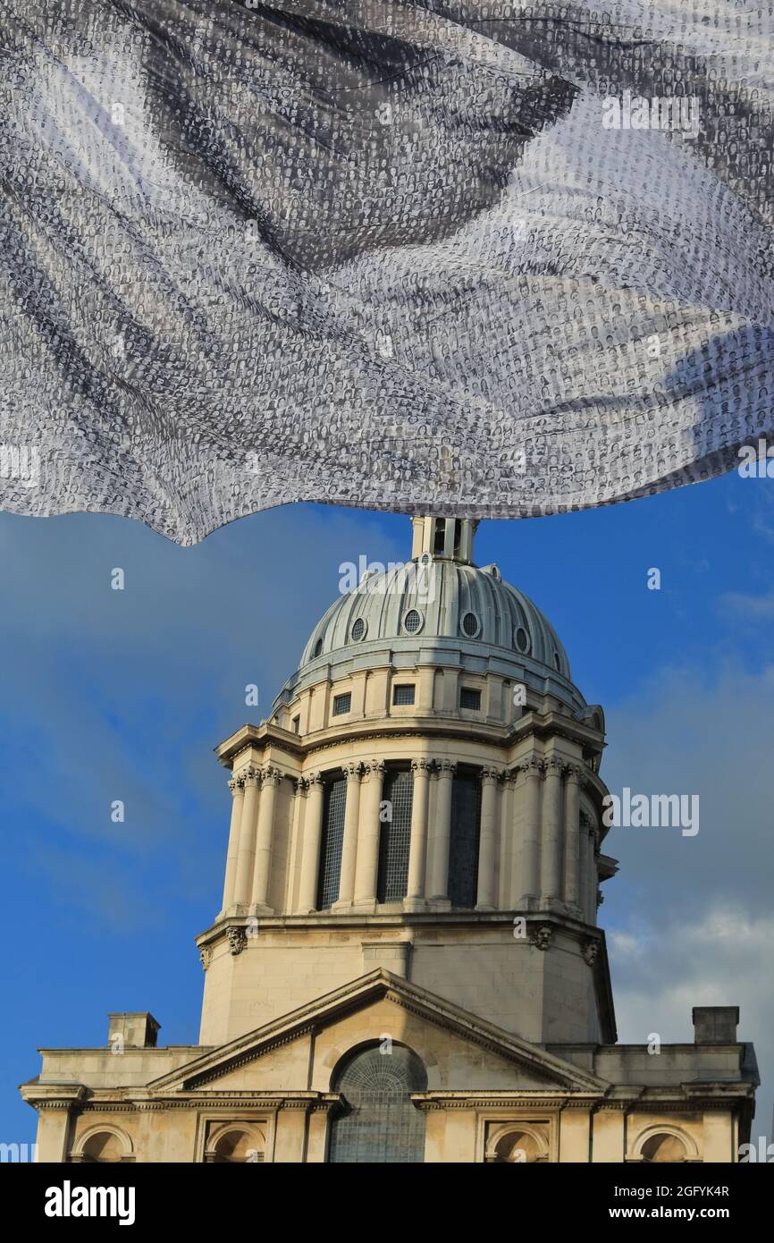 Greenwich, Londra, Regno Unito. 27 ago 2021. "We are watching" di Dan Acher viene lanciato oggi come parte del Greenwich and Docklands International Festival. La bandiera gigante è un occhio monumentale, composto da migliaia di ritratti provenienti da 190 paesi. Vola in alto sopra i giardini e lo splendido edificio dello storico Old Royal Naval College. Credit: Imagplotter/Alamy Live News Foto Stock