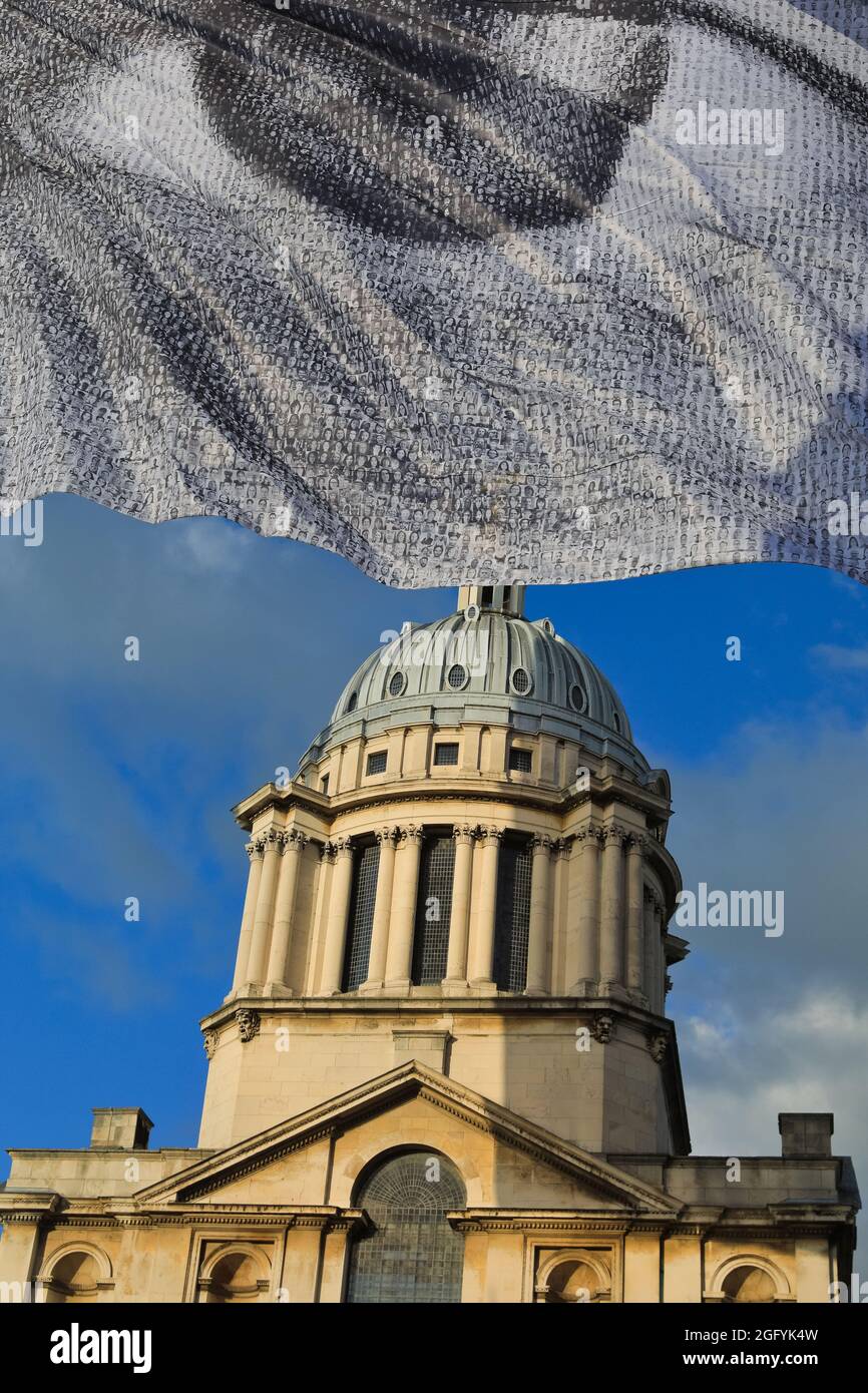 Greenwich, Londra, Regno Unito. 27 ago 2021. "We are watching" di Dan Acher viene lanciato oggi come parte del Greenwich and Docklands International Festival. La bandiera gigante è un occhio monumentale, composto da migliaia di ritratti provenienti da 190 paesi. Vola in alto sopra i giardini e lo splendido edificio dello storico Old Royal Naval College. Credit: Imagplotter/Alamy Live News Foto Stock