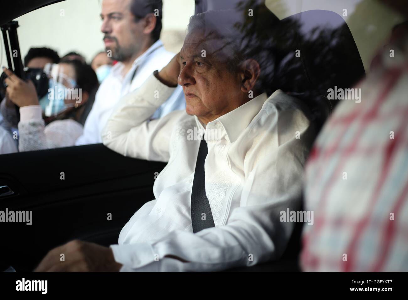 Tuxtla Gutierrez, Messico. 27 ago 2021. Andres Manuel Lopez Obrador (l), presidente del Messico, è bloccato nella sua auto a causa di una protesta dell'insegnante. Gli insegnanti dimostranti non hanno lasciato il presidente messicano uscire dalla sua auto per più di due ore. Parecchie dozzine di dimostranti dell'Unione degli insegnanti CNTE chiesero, tra l'altro, l'abolizione di una riforma giuridica da parte del governo precedente che riduca l'influenza dei sindacati degli insegnanti. Credit: Daniel Diaz/dpa/Alamy Live News Foto Stock