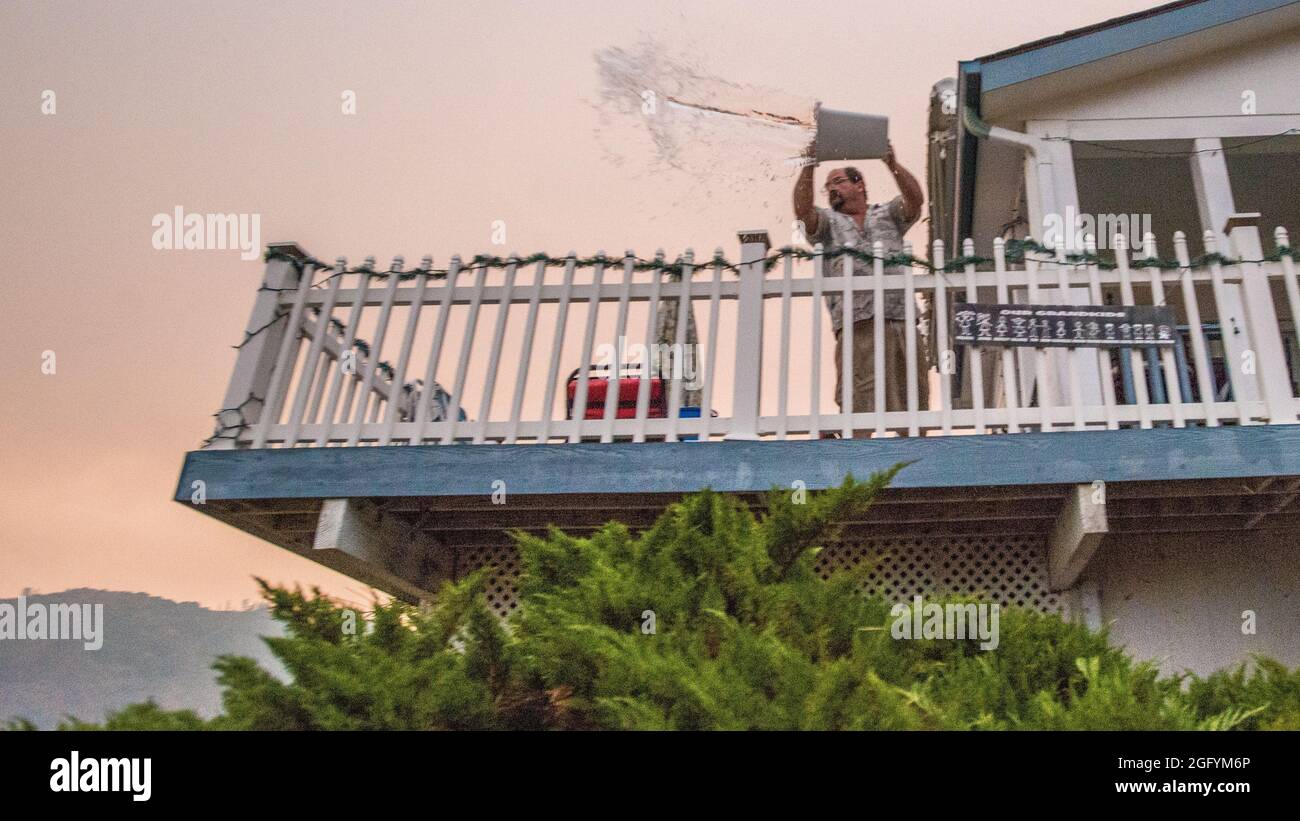 Steve Pough secchiera l'acqua sugli arbusti che circondano la sua casa a Wofford Heights, vicino a Kernville, CA, dove il Cedar Fire è a meno di un miglio di distanza, il 22 agosto 2016. USDA Foto di Lance Cheung. Per maggiori informazioni si prega di consultare: www.usda.gov www.fs.fed.us @usda @forestservice Video su wildland antincendio https://youtu.be/QxJFIfkOQLY Foto Stock