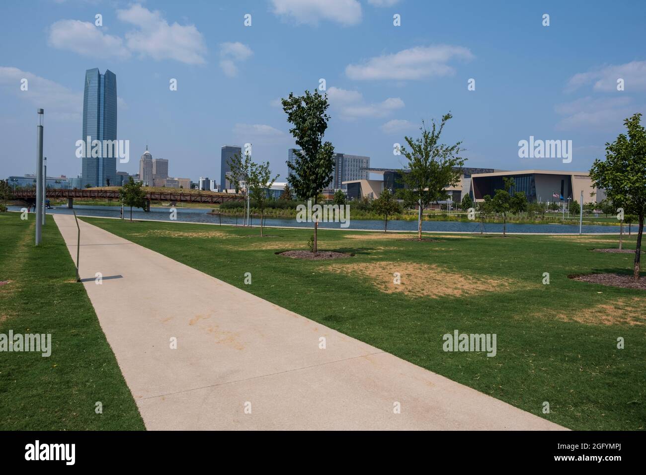 Oklahoma City, Oklahoma. Scissortail Park, con la Devon Tower sullo sfondo, Oklahoma City Convention Center sulla destra. Foto Stock