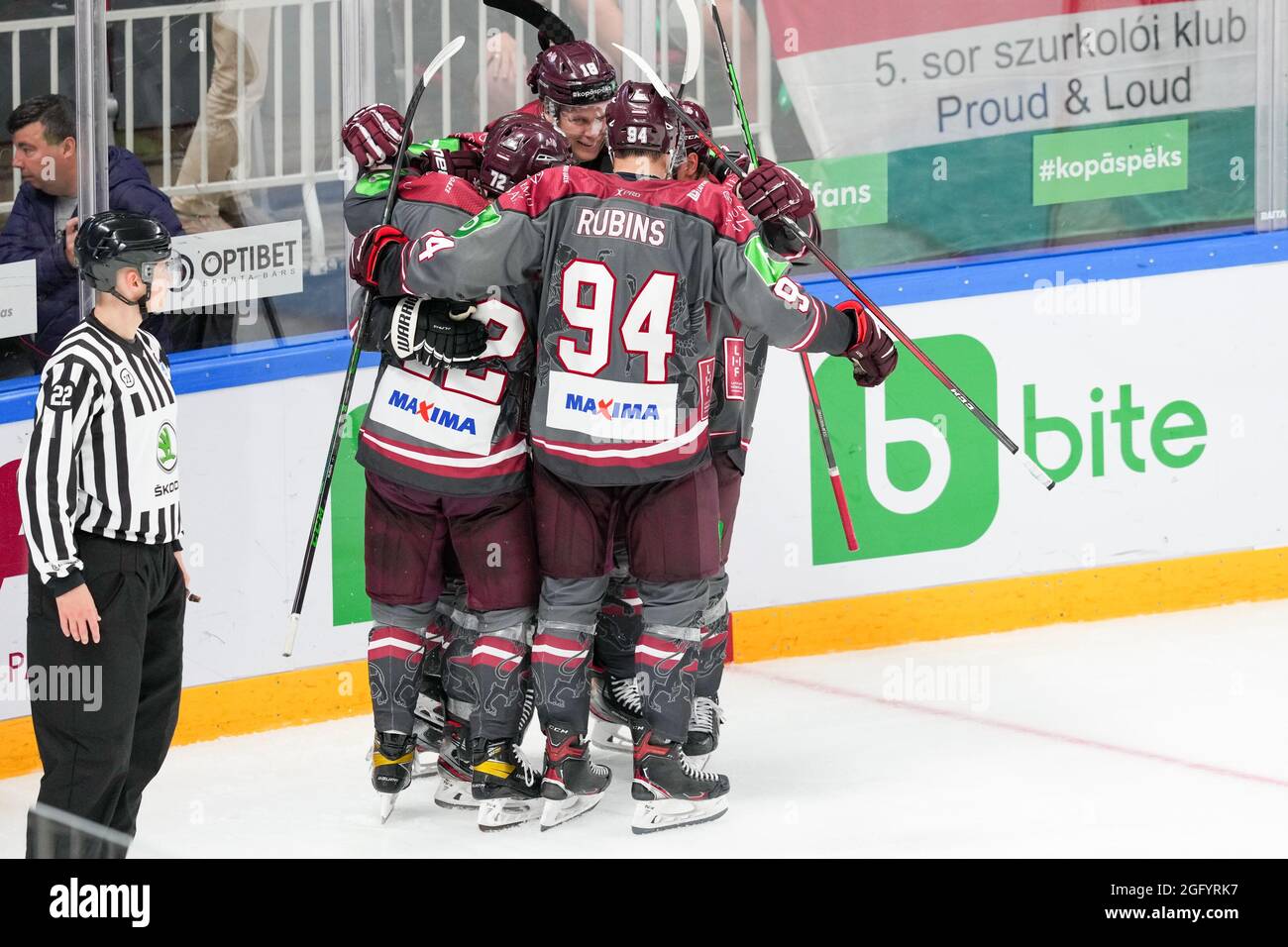 Riga, Arena riga, qualifica olimpica, Lettonia. 27 ago 2021. Ungheria, Team Lettonia celebra il 2-0 #72 Janis Jaks (Lettonia), #18 Rodrigo Abols (Lettonia), #94 Kristians Rubins (Lettonia) (Svizzera/Croazia OUT) credito: SPP Sport Press Foto. /Alamy Live News Foto Stock