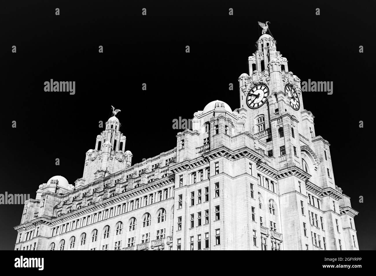 Un'immagine ad alto contrasto del Royal Liver Building catturata sul famoso lungomare di Liverpool in bianco e nero nell'agosto 2021. Foto Stock