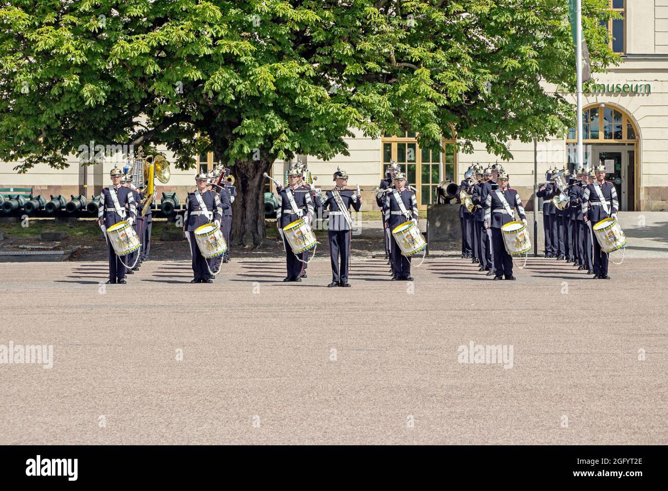 La Royal Swedish Army band suona musica per strada a Stoccolma Foto Stock