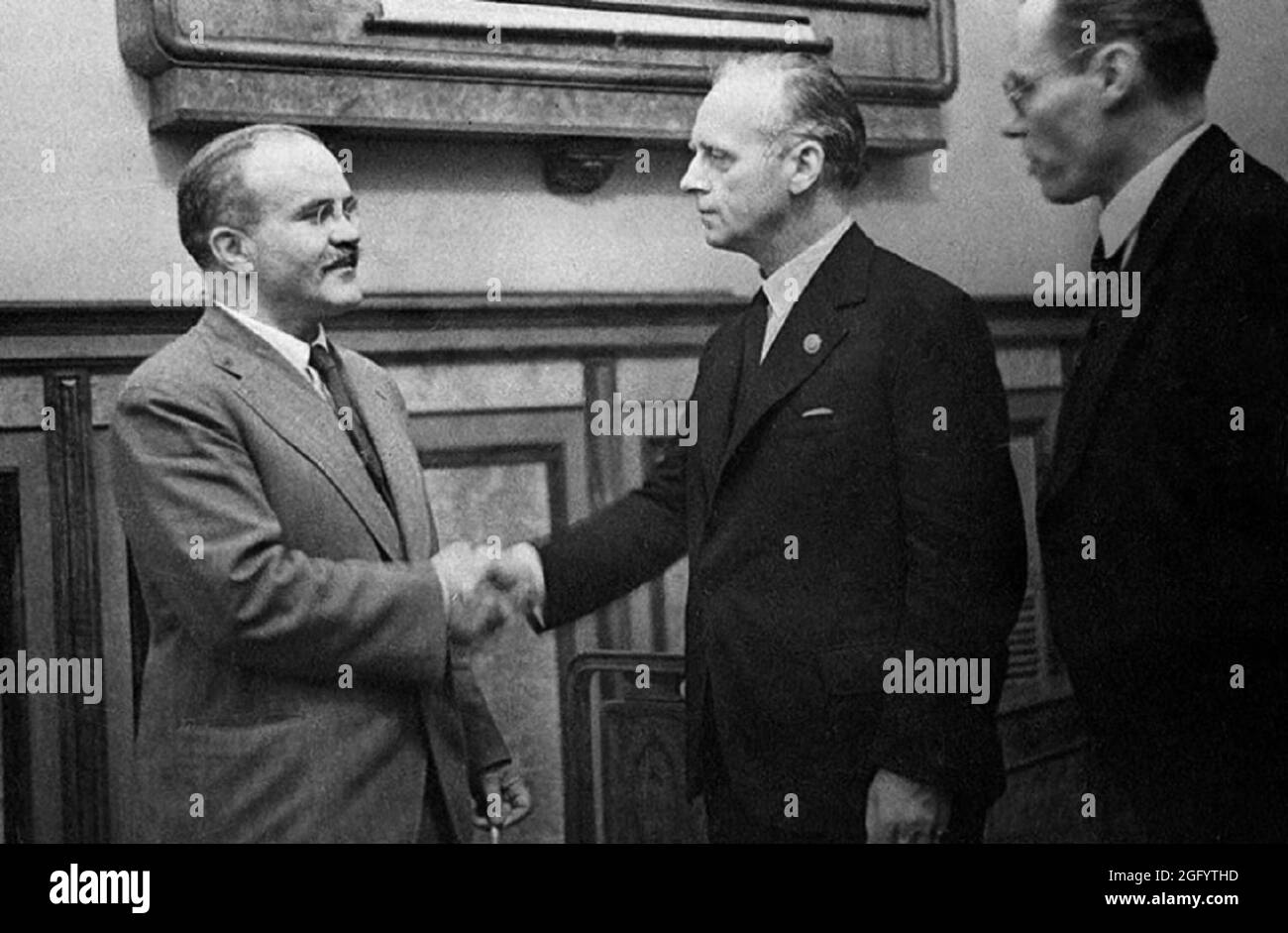 Il ministro degli Esteri sovietico Vyacheslav Molotov e il ministro degli Esteri tedesco Joachim von Ribbentrop scuotono le mani dopo la firma del Trattato di amicizia e di confine tra l'URSS e la Germania (anche noto come Patto nazista-sovietico o Patto Molotov-Ribbentrop) Foto Stock