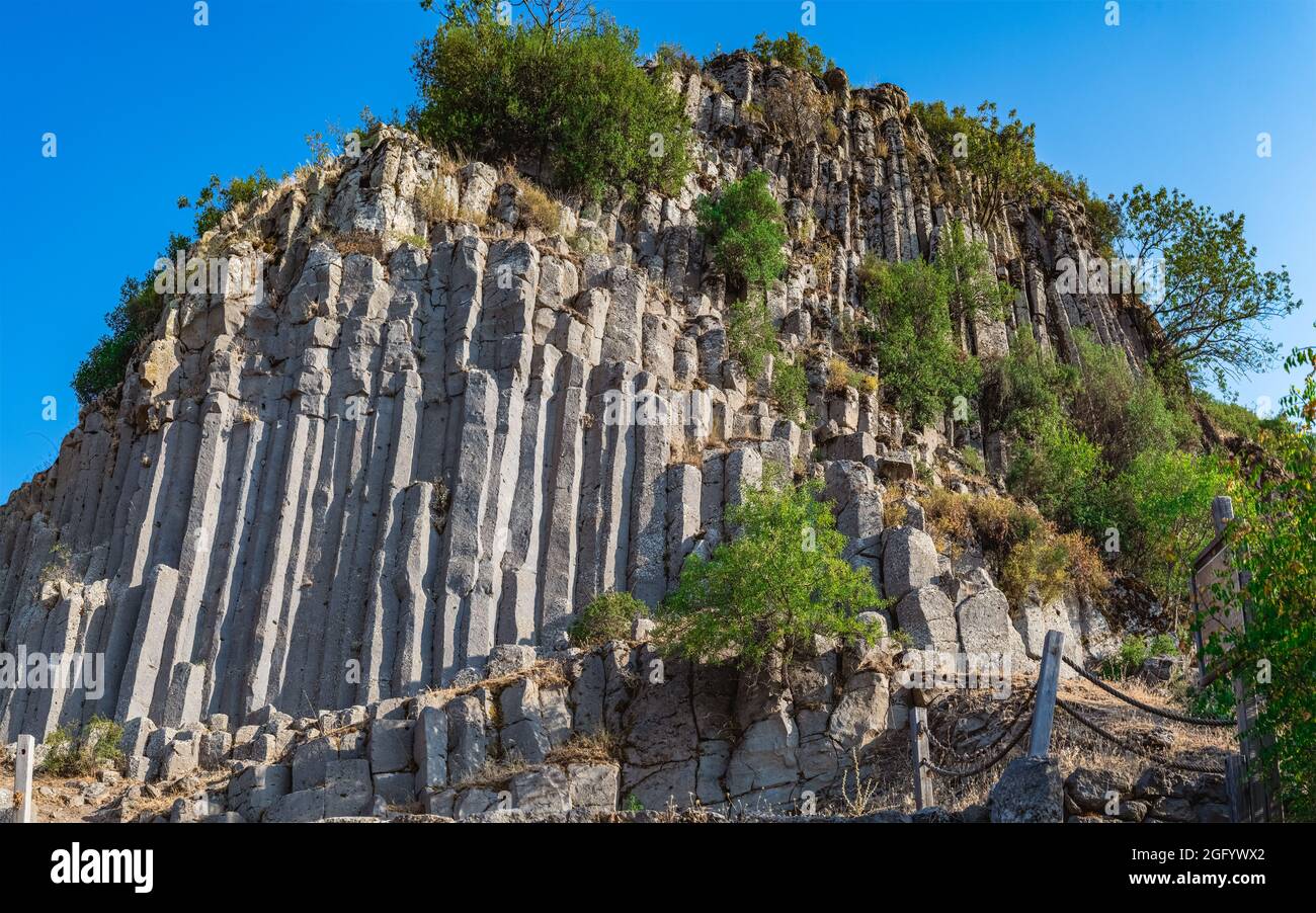 Kula basalt colonne vista panoramica. Colonne, è stato formato nella prima fase del flusso di lava chiamato 'Burgas vulcanite'. Kula, Manisa, Turchia Foto Stock