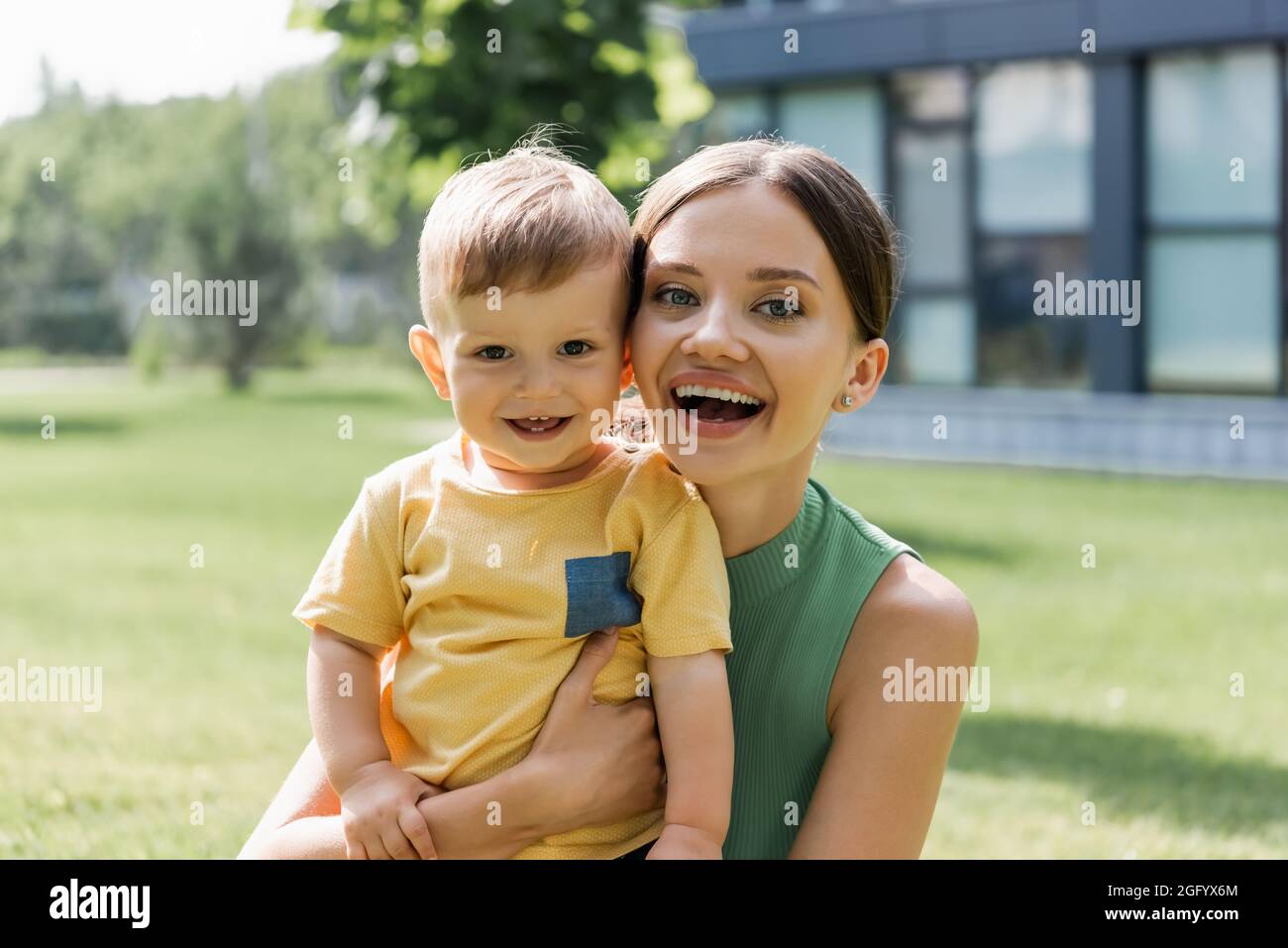 madre giovane allegra e figlio bambino felice fuori Foto Stock