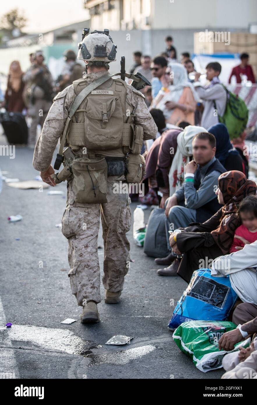 Un Marine con Special Purpose Marine Air-Ground Task Force-Crisis Response-Central Command (SPMAGTF-CR-CC) fornisce assistenza all'aeroporto internazionale Hamid Karzai di Kabul, Afghanistan, 24 agosto. I membri del servizio degli Stati Uniti stanno assistendo il Dipartimento di Stato con un prelievo ordinato di personale designato in Afghanistan. (STATI UNITI Foto del corpo marino di Sgt. Samuel Ruiz). Foto Stock