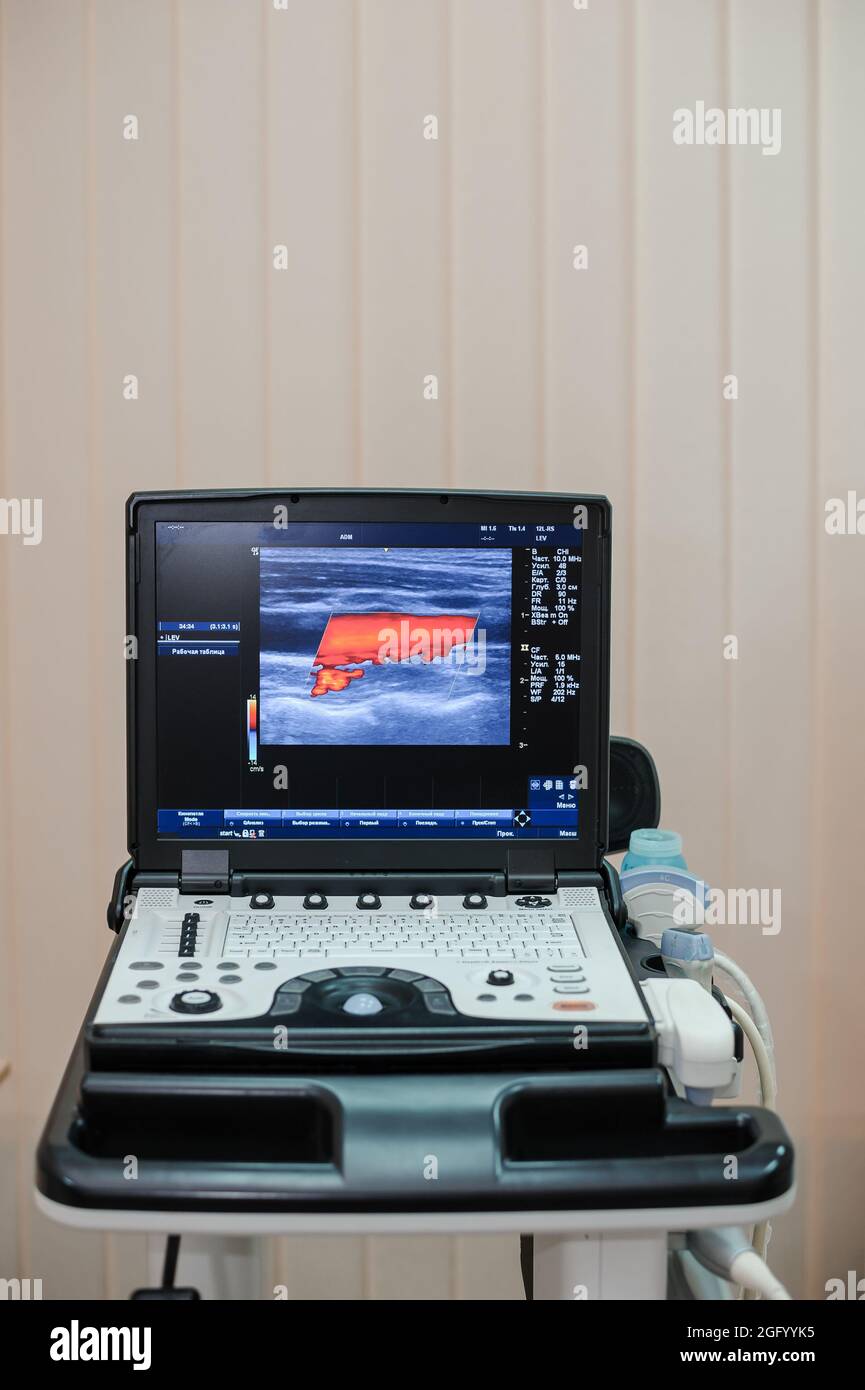 Ultrasuoni delle vene delle estremità inferiori. Clinica Foto Stock