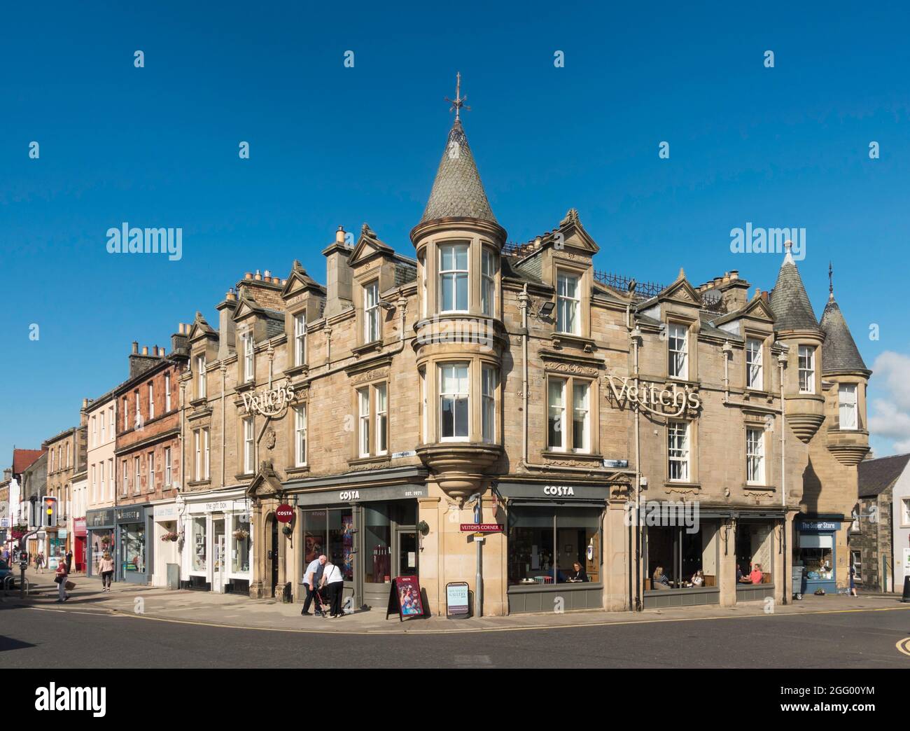 Veitch's Corner ora Costa Coffee, a Peebles, Scottish Borders, Scotland, UK Foto Stock