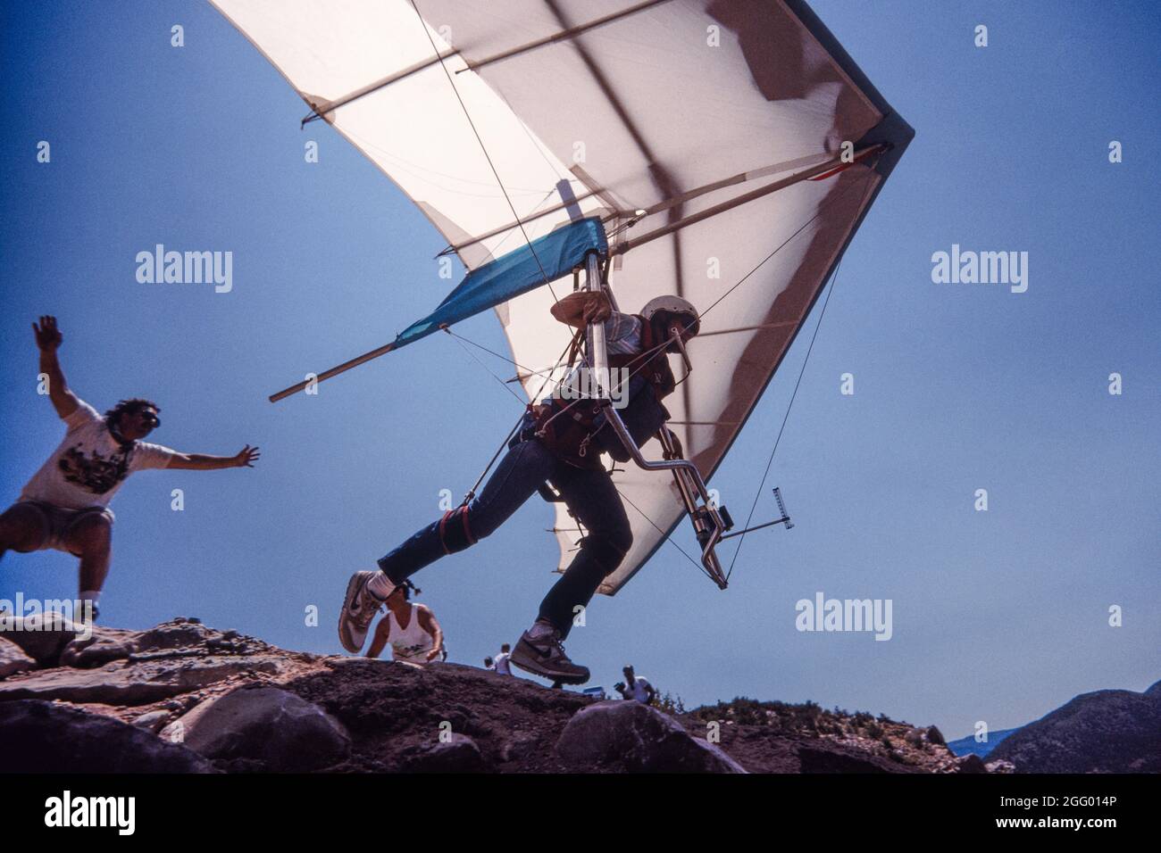 Un pilota di deltaplano decola dalla rampa di lancio su Horse Ridge presso Dry Canyon vicino ad Alamogordo, New Mexico. Foto Stock