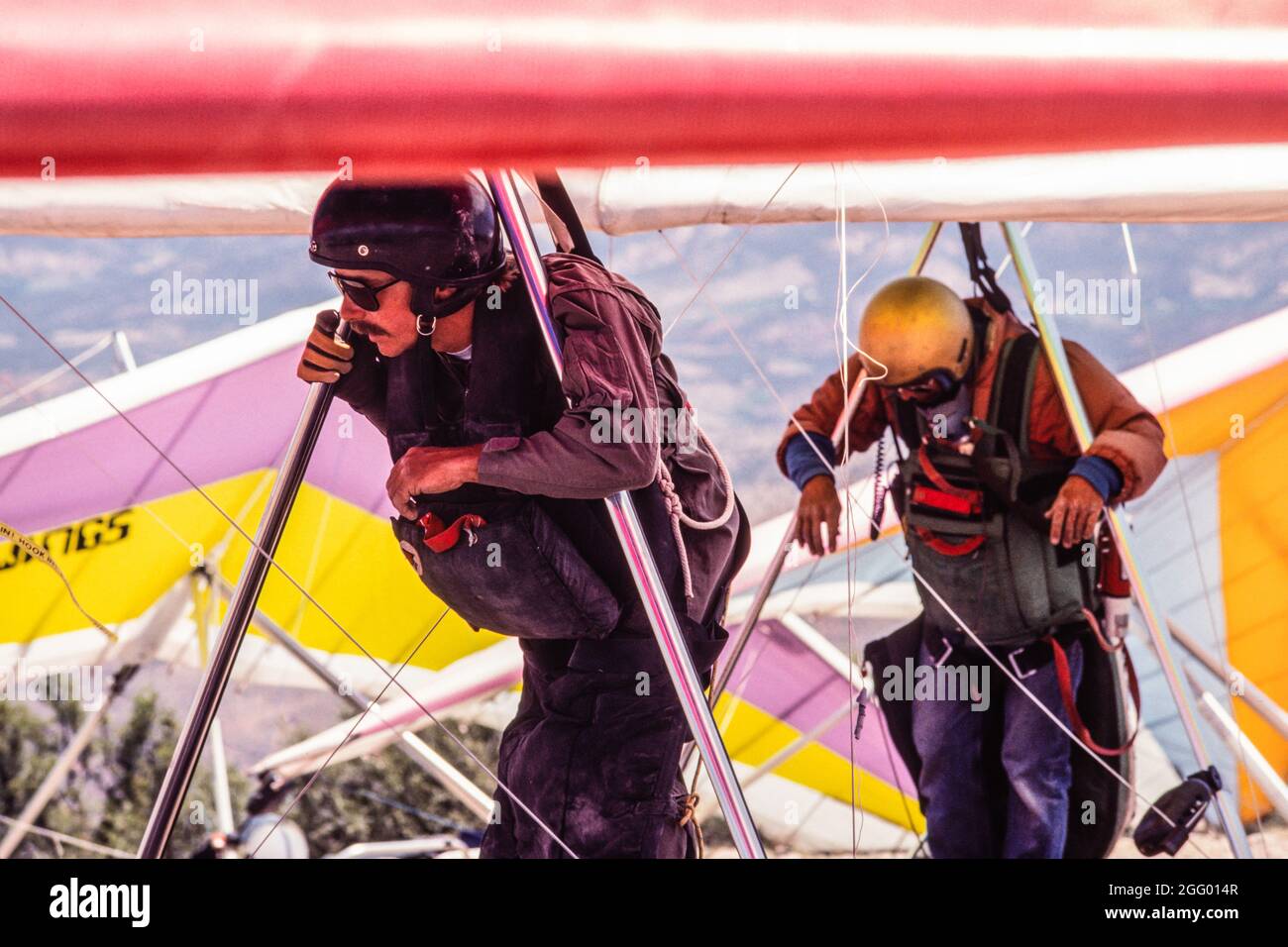 I piloti del deltaplano aspettano di decollo dalla rampa di lancio di Horse Ridge presso il Dry Canyon vicino ad Alamogordo, New Mexico. Foto Stock