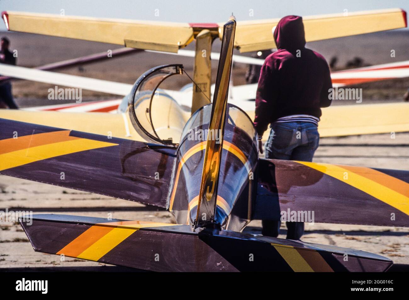 Un gruppo di velisti che si preparano a volare su un velivolo o un aliante si incontrano a Marfa, Texas. Foto Stock