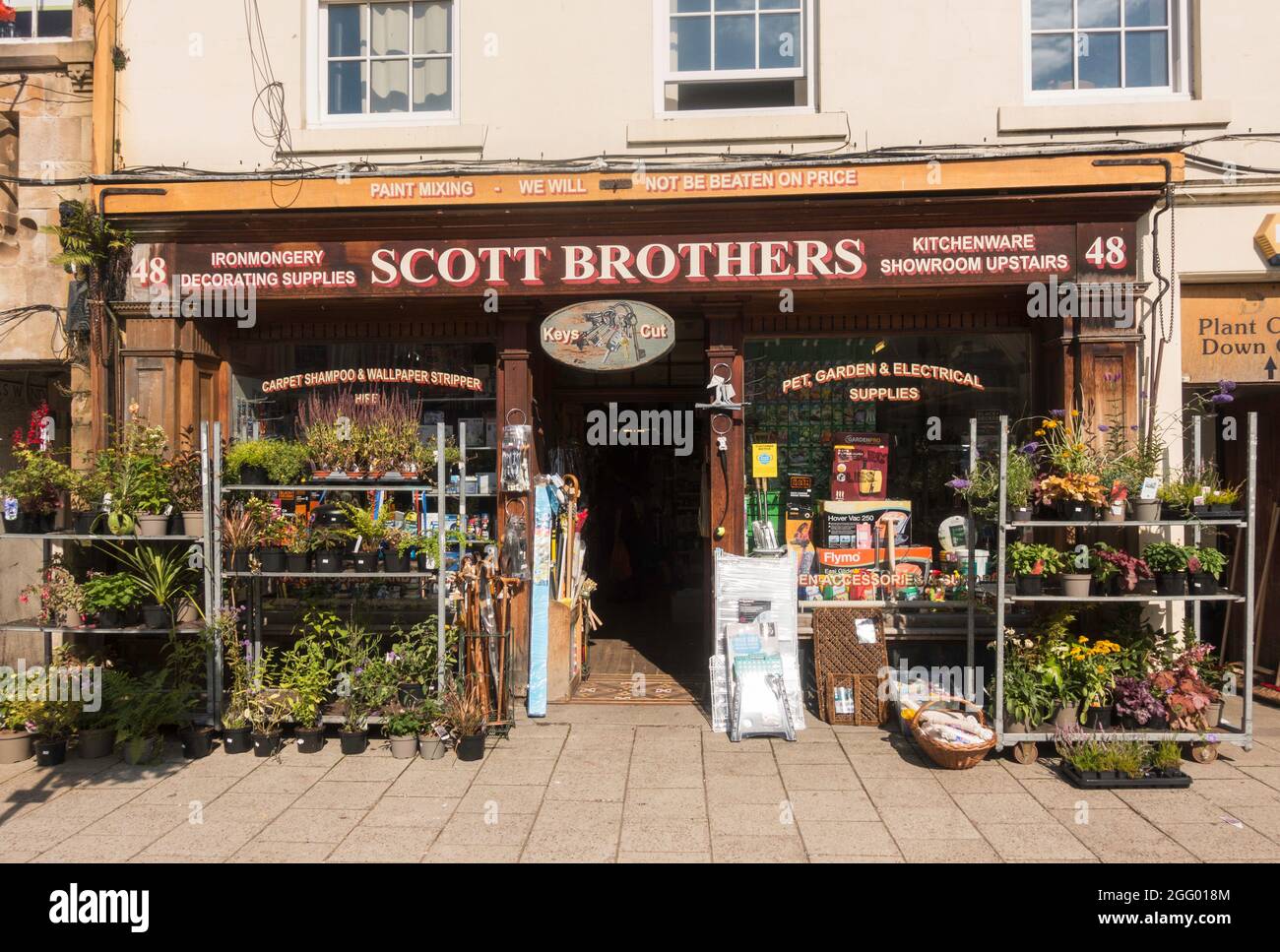 Scott Brothers, un negozio di ferramenta tradizionale, a Peebles, Scottish Borders, Scozia, Regno Unito Foto Stock
