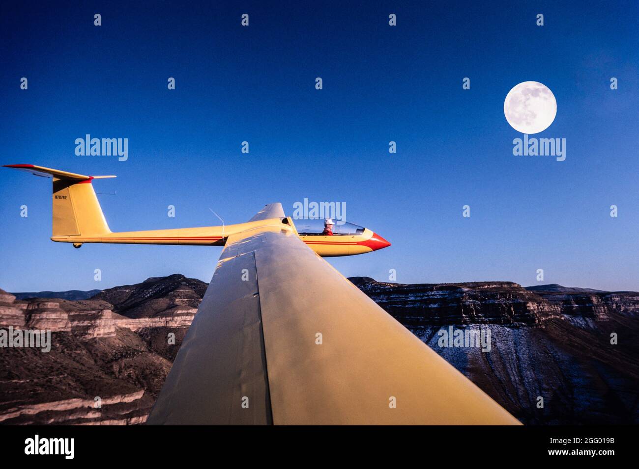 Un aliante ICA IS-28 Lark che vola sulle montagne di Sacramento nel New Mexico con una telecamera remota montata su un'ala. Foto Stock