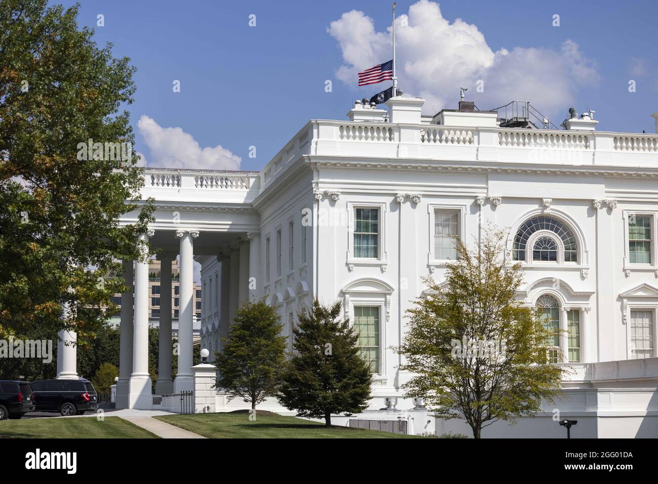 La bandiera degli Stati Uniti vola a metà del personale sopra la Casa Bianca a Washington, DC, USA, 27 agosto 2021. Un attentatore suicida dell'ISIS-K ha ucciso più di 100 persone, tra cui 13 truppe statunitensi, al di fuori dell'aeroporto internazionale Hamid Karzai di Kabul, in Afghanistan, il 26 agosto. Foto Stock