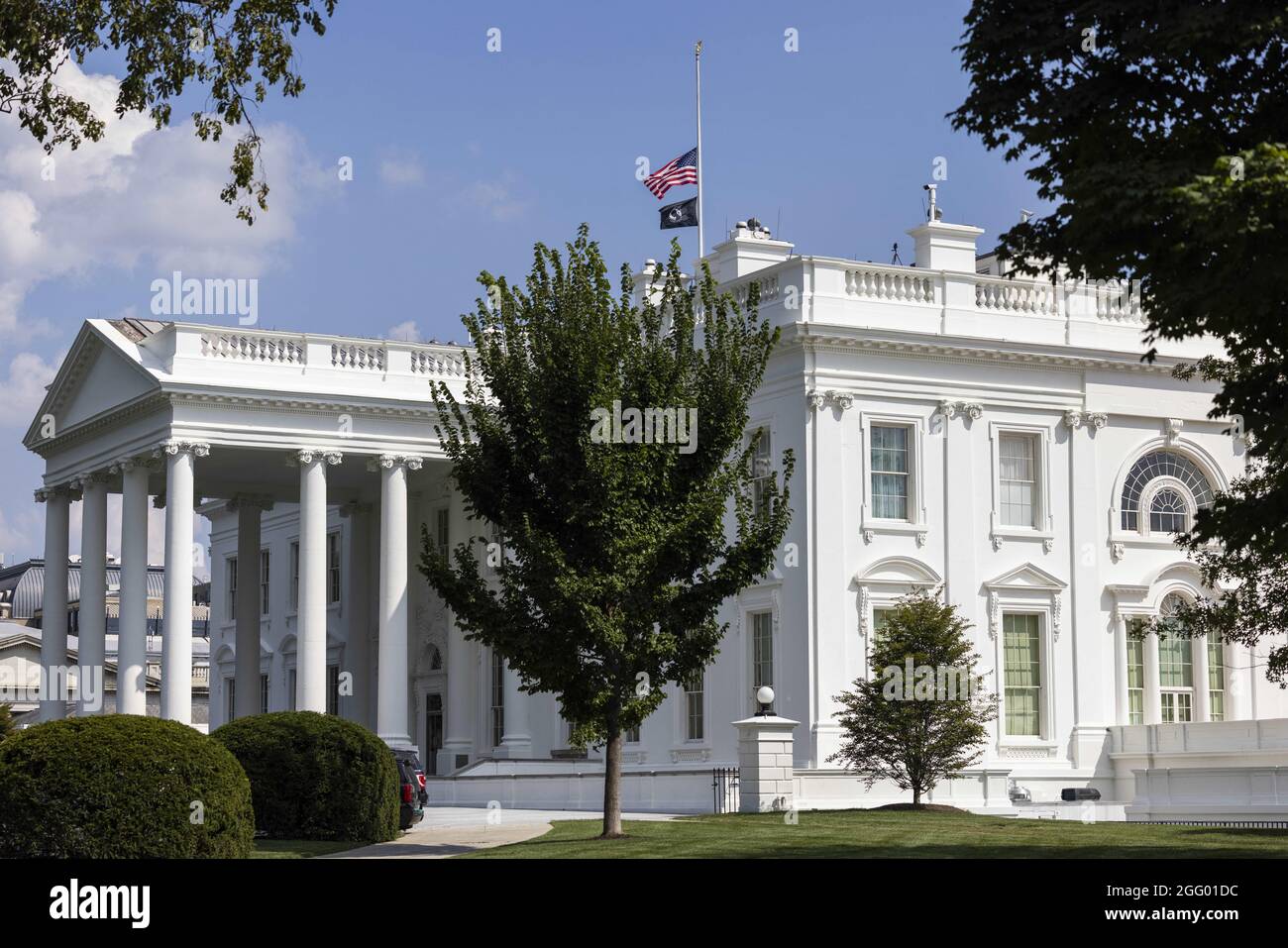 La bandiera degli Stati Uniti vola a metà del personale sopra la Casa Bianca a Washington, DC, USA, 27 agosto 2021. Un attentatore suicida dell'ISIS-K ha ucciso più di 100 persone, tra cui 13 truppe statunitensi, al di fuori dell'aeroporto internazionale Hamid Karzai di Kabul, in Afghanistan, il 26 agosto. Foto Stock