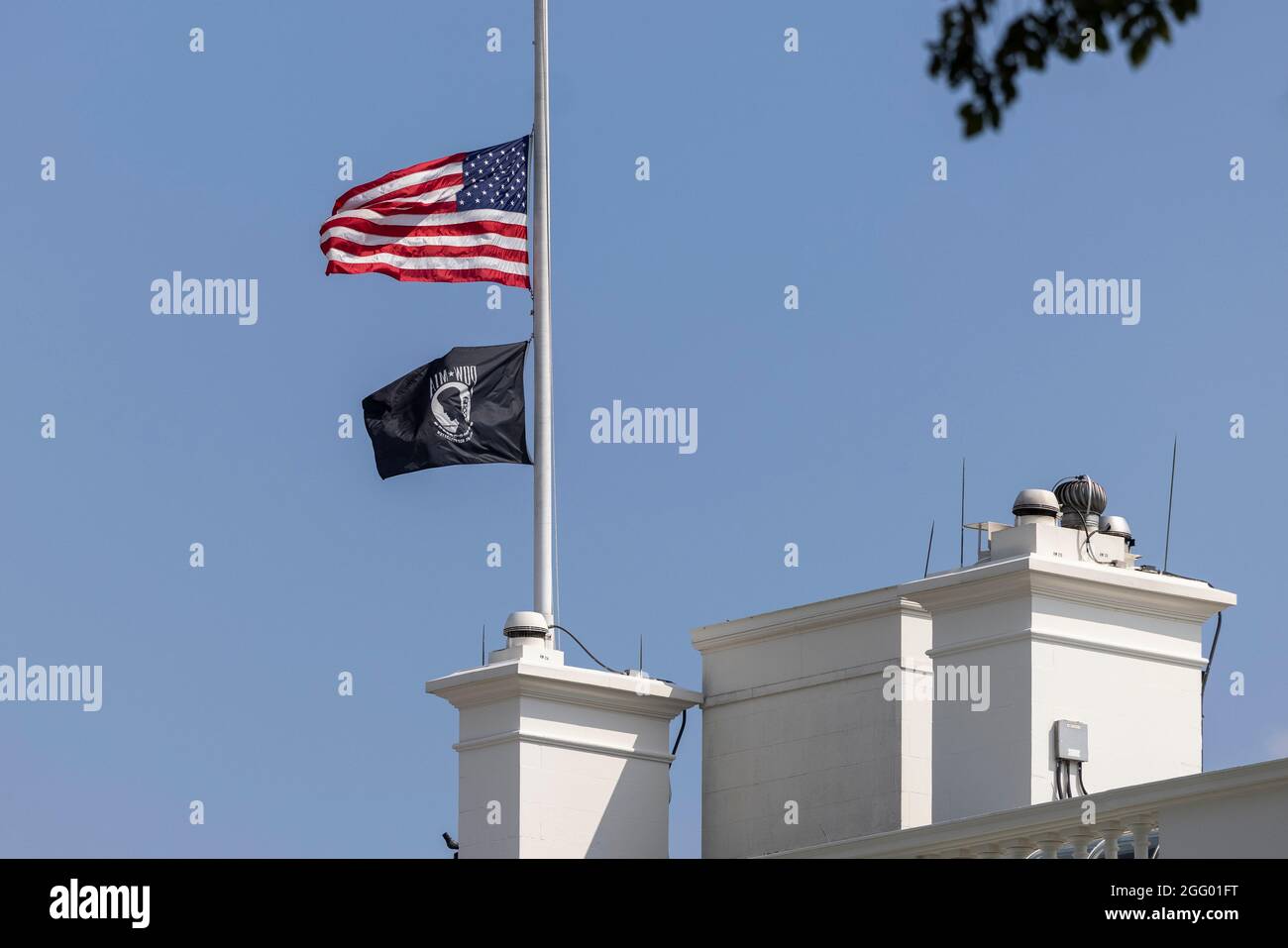 La bandiera degli Stati Uniti vola a metà del personale sopra la Casa Bianca a Washington, DC, USA. 27 ago 2021. Un attentatore suicida dell'ISIS-K ha ucciso più di 100 persone, tra cui 13 truppe statunitensi, al di fuori dell'aeroporto internazionale Hamid Karzai di Kabul, in Afghanistan, il 26 agosto. Credit: Sipa USA/Alamy Live News Foto Stock