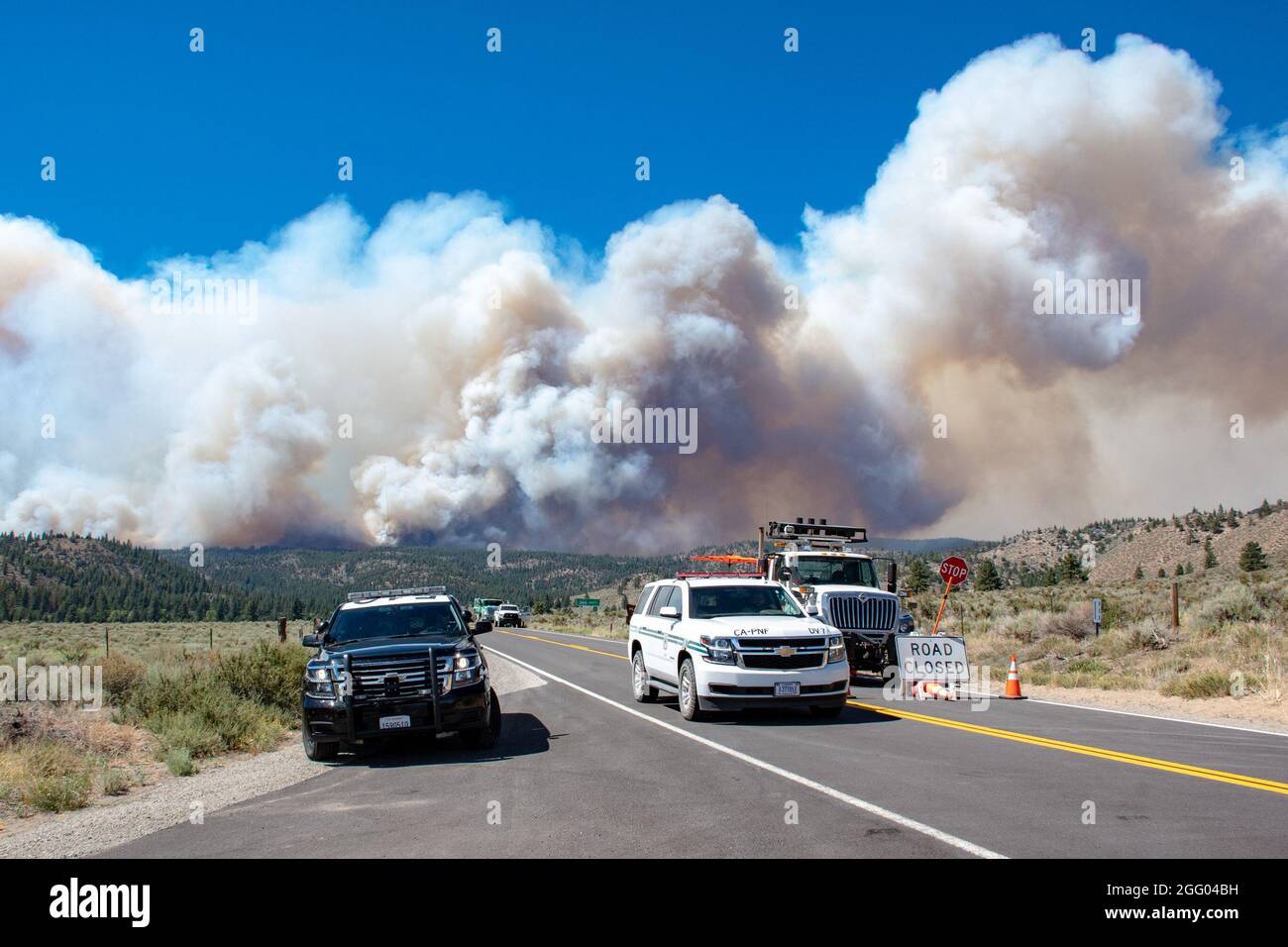California Highway Patrolman e CalTrans dipendenti fornire la chiusura della strada e l'ingresso sicuro e l'accesso per i vigili del fuoco e altre risorse nella zona del complesso Beckwourth Fire 8 luglio 2021 vicino al lago Frenchman in N. California. Molte risorse sono state attivate per contenere questo incendio, tra cui tre Air National Guard C-130s--due dal Nevada e uno dalla California che aiuterà a combattere il Beckwourth Complex Fire. Gli aerei dotati di Air Force C-130 MAFFS, sono richiesti dal National Interagency Fire Center e approvati dal Segretario della Difesa, stanno fornendo un fuoco unico f Foto Stock