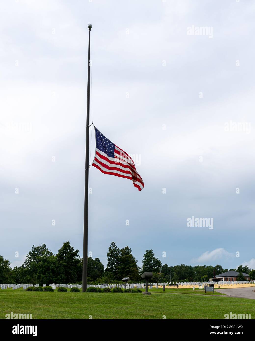 Radcliff, Kentucky, USA, 27 agosto 2021, la bandiera degli Stati Uniti all'ingresso del Kentucky Veterans Cemetery Central, appena fuori da Fort Knox, è a metà personale oggi. Il Presidente Biden ha annunciato che le bandiere rimarranno a metà personale fino al 30 agosto per onorare le vittime degli attacchi a Kabul che hanno causato la morte di 13 membri del Servizio degli Stati Uniti il 26 agosto 2021, Credit: Brian Koellish/Alamy Live News Foto Stock