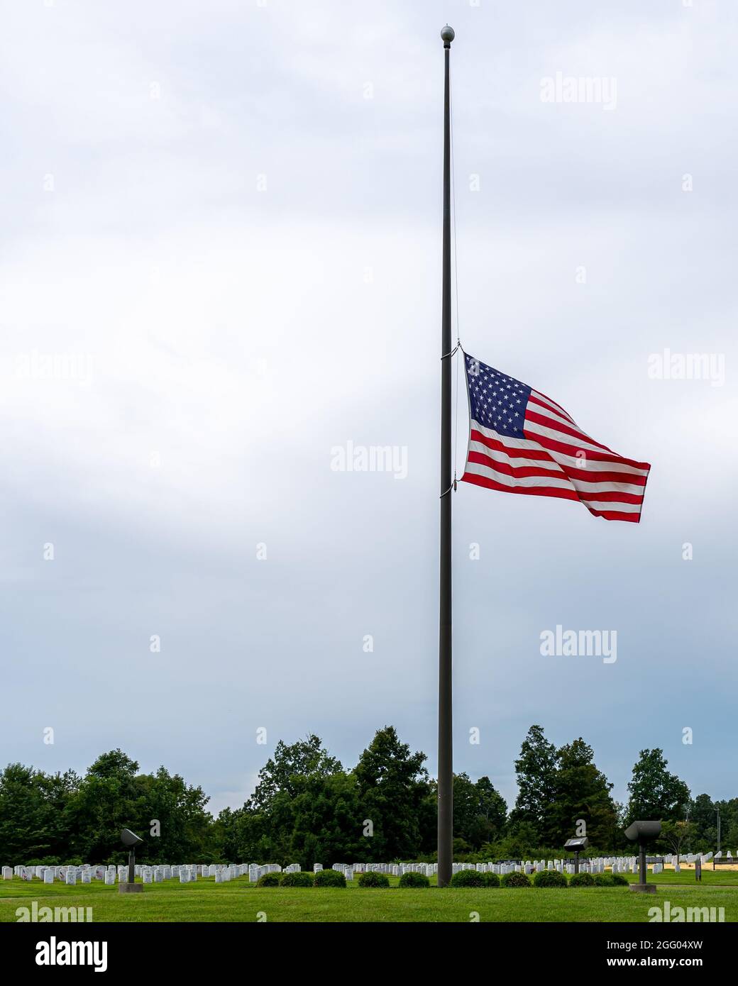 Radcliff, Kentucky, USA, 27 agosto 2021, la bandiera degli Stati Uniti all'ingresso del Kentucky Veterans Cemetery Central, appena fuori da Fort Knox, è a metà personale oggi. Il Presidente Biden ha annunciato che le bandiere rimarranno a metà personale fino al 30 agosto per onorare le vittime degli attacchi a Kabul che hanno causato la morte di 13 membri del Servizio degli Stati Uniti il 26 agosto 2021, Credit: Brian Koellish/Alamy Live News Foto Stock