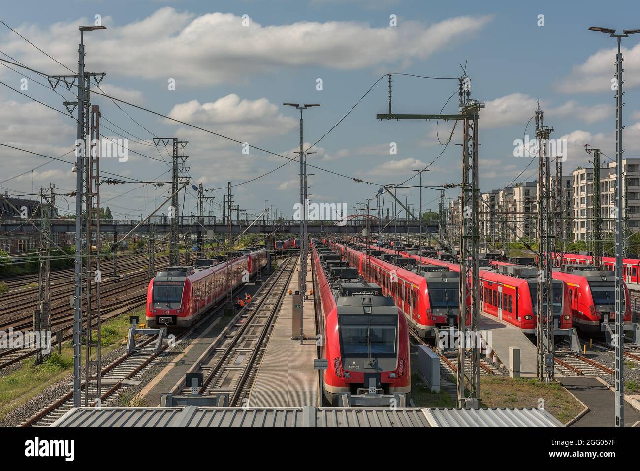 Parcheggio dei treni della ferrovia urbana-suburbana sui binari della stazione centrale di Francoforte sul meno, Germania Foto Stock