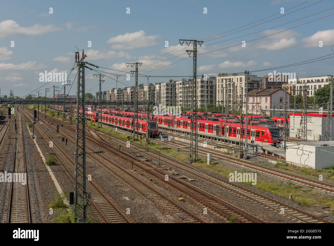 Parcheggio dei treni della ferrovia urbana-suburbana sui binari della stazione centrale di Francoforte sul meno, Germania Foto Stock