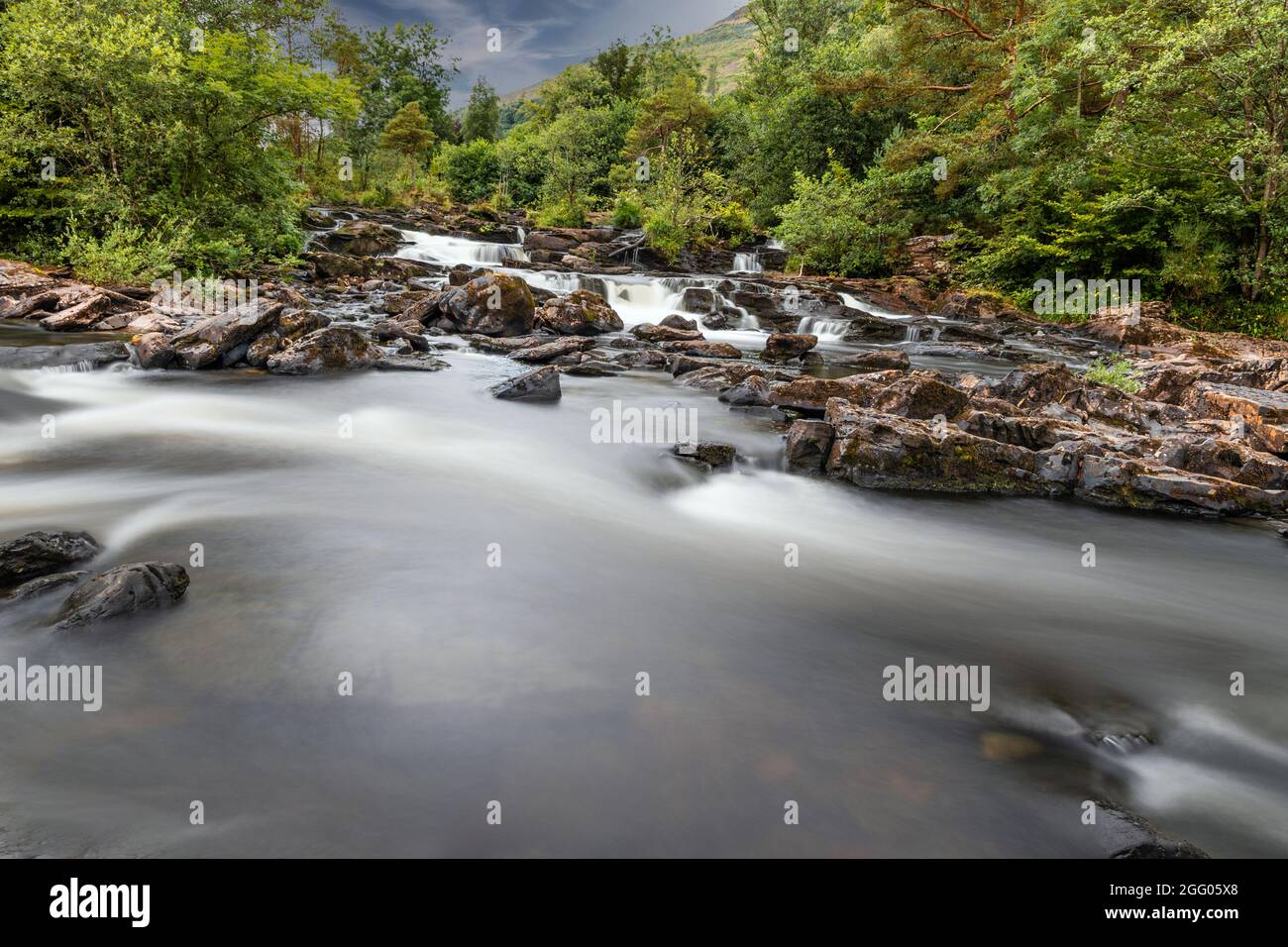 Le Cascate del Dochart sono una cascata di cascate situate sul fiume Dochart a Killin a Stirling, Scozia, vicino all'estremità occidentale del Loch Tay. Foto Stock