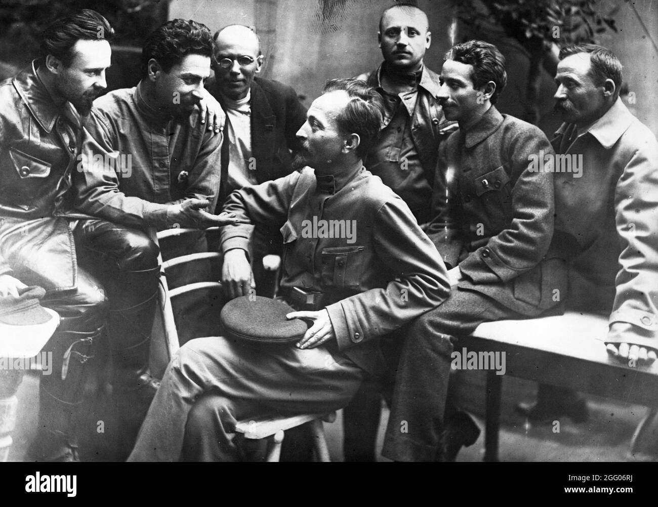 Felix Dzerzhinsky il capo della prima polizia segreta sovietica forza il Cheka con i suoi uomini. Cheka divenne la NKVD poi KGB Foto Stock