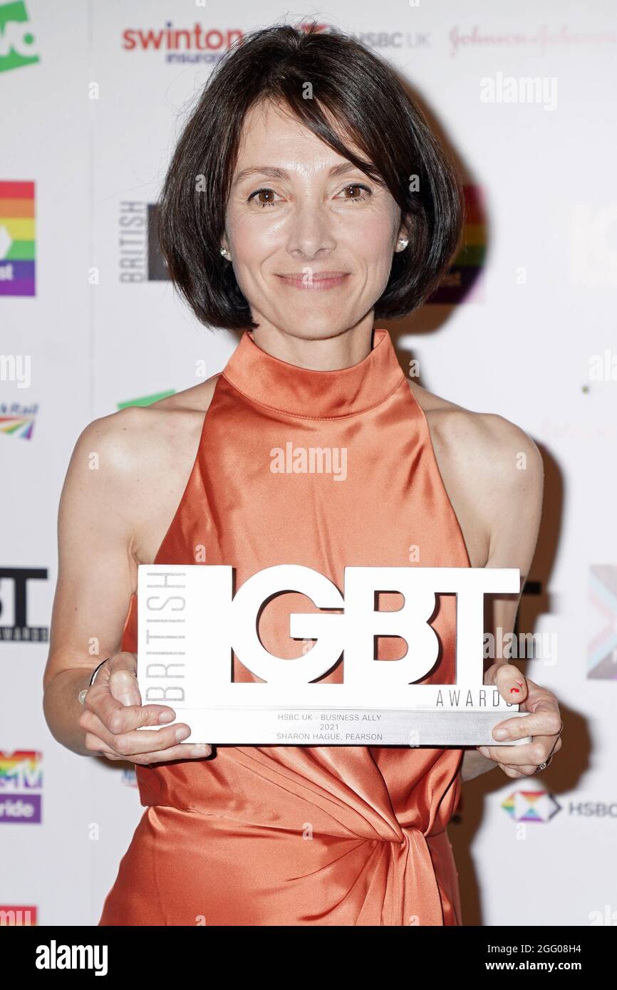 Sharon Hague con il suo premio HSBC UK Business Ally in occasione dei British LGBT Awards 2021 alla Brewery di Londra. Data foto: Venerdì 27 agosto 2021. Foto Stock