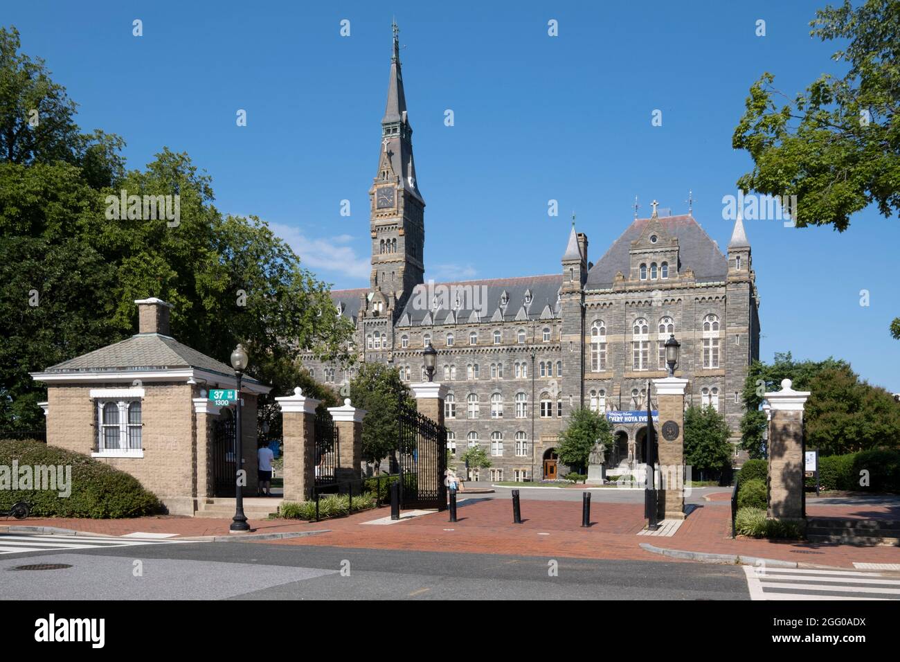 Georgetown University Main Gate, Healy Hall in background, Washington, DC., USA. Foto Stock